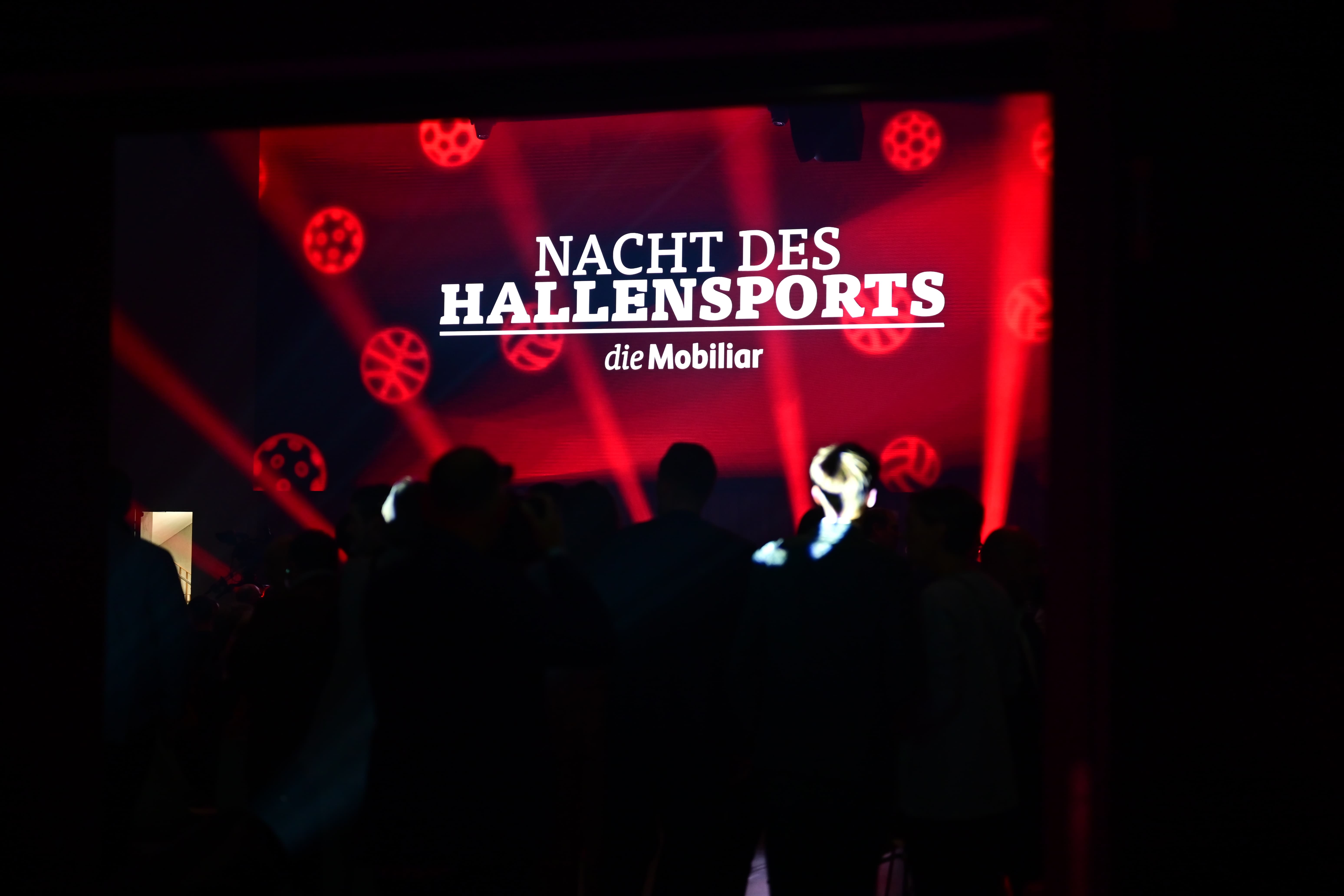 "Mobiliar Nacht des Hallensports" steht auf einem grossen Bildschirm