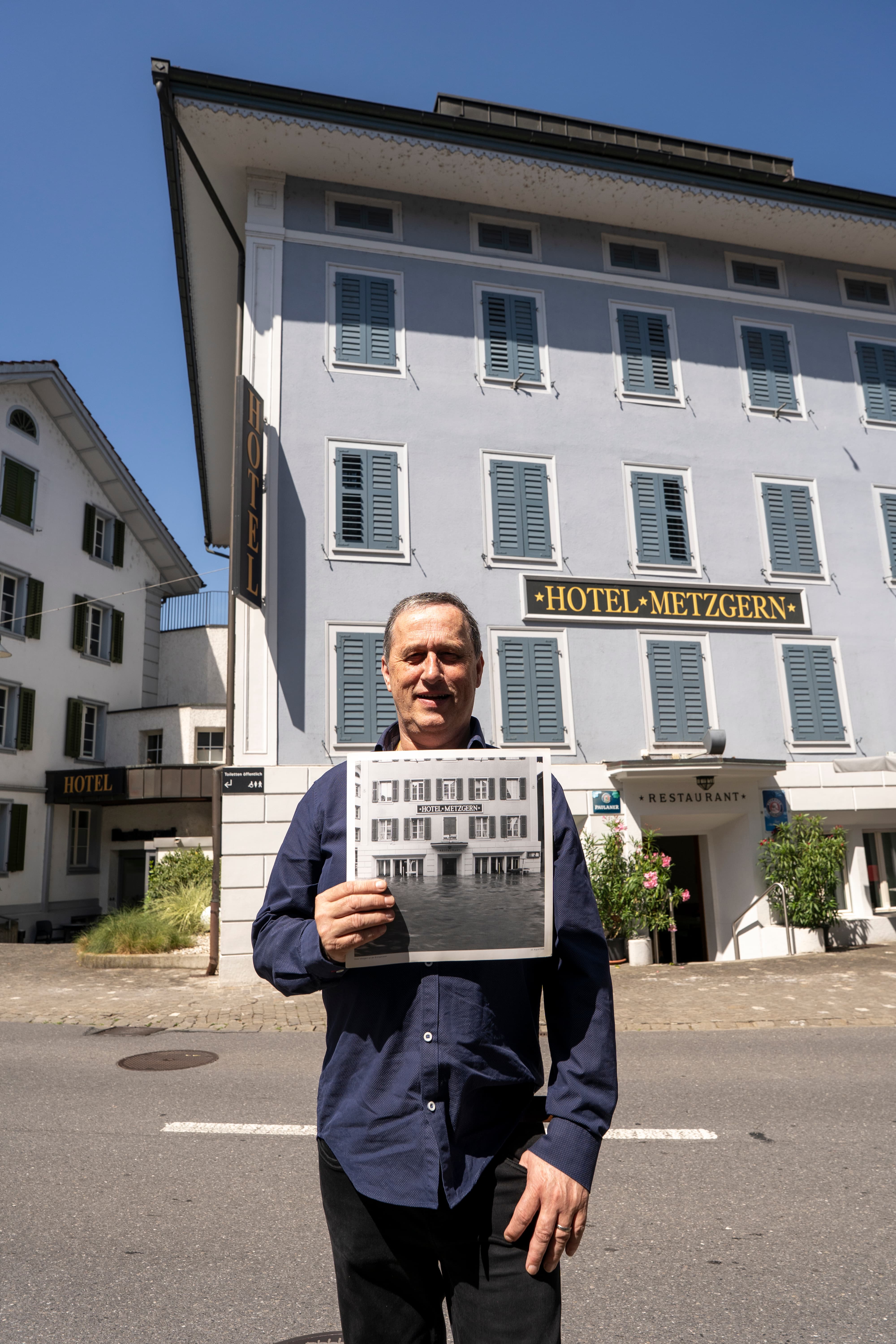 Erich Frunz, Wirt des Restaurants Metzgern in Sarnen, steht vor dem Restaurant.