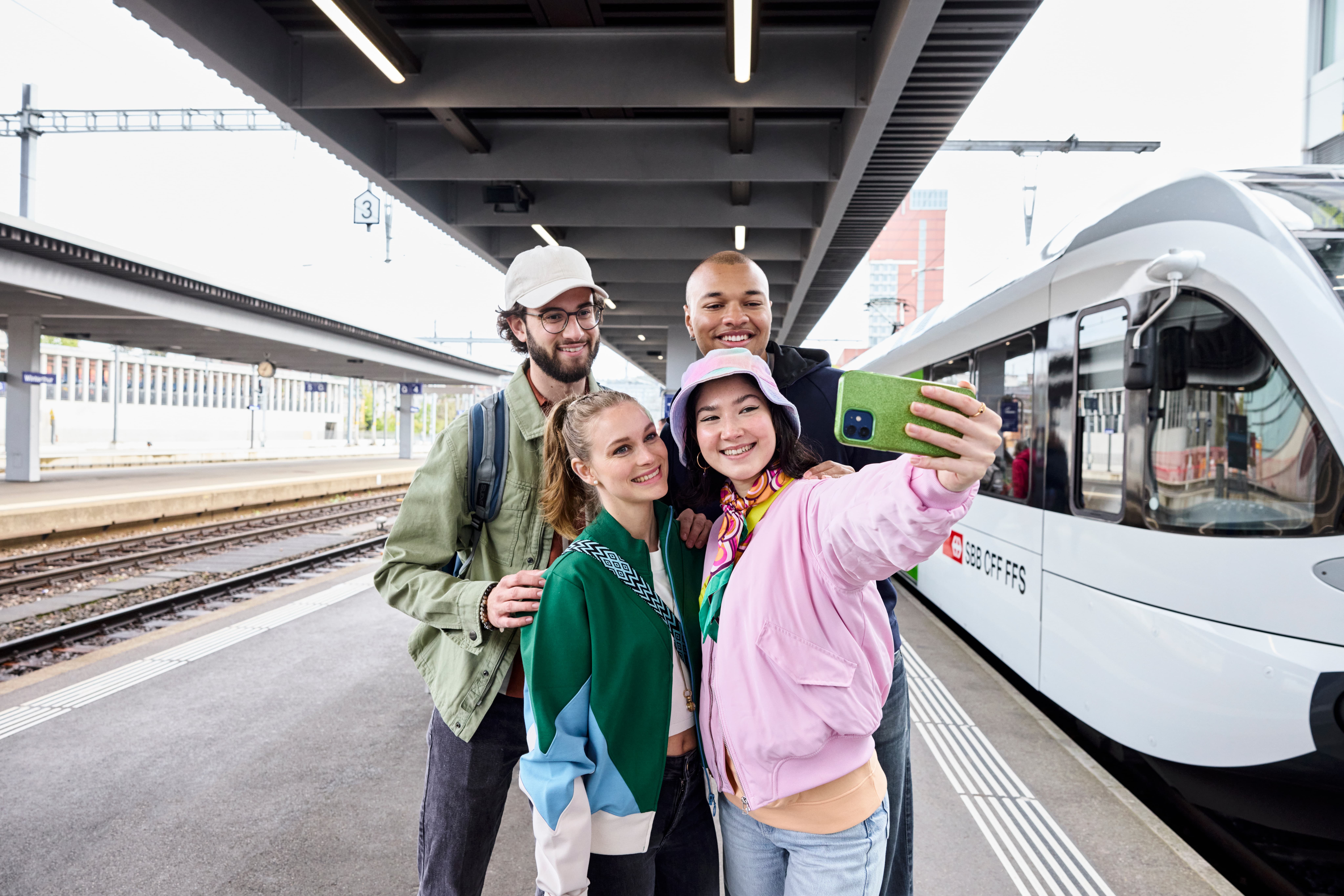 Junge Leute machen Selfie an Bahnsteig
