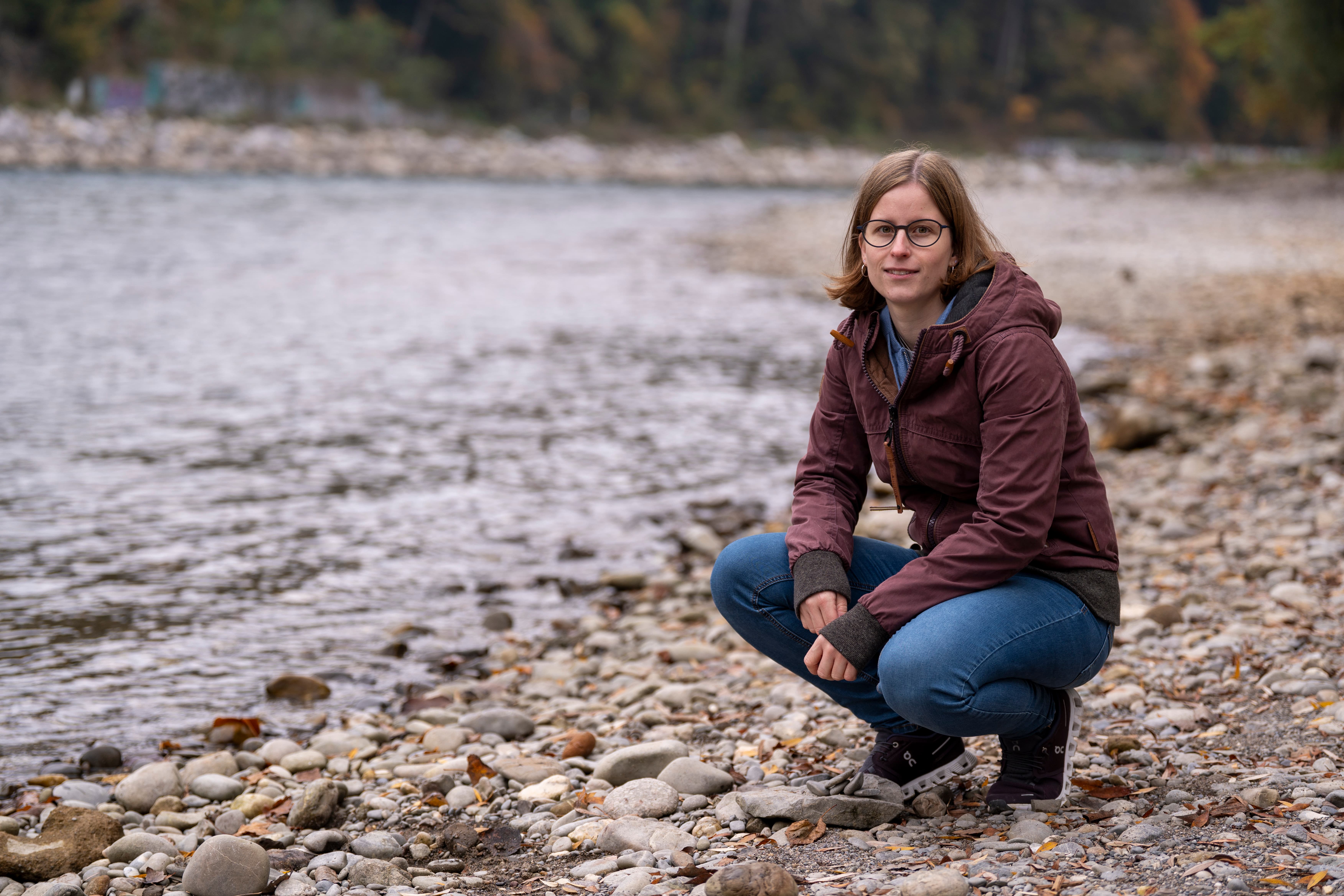 Portrait von Jessica Kramer an einem Fluss