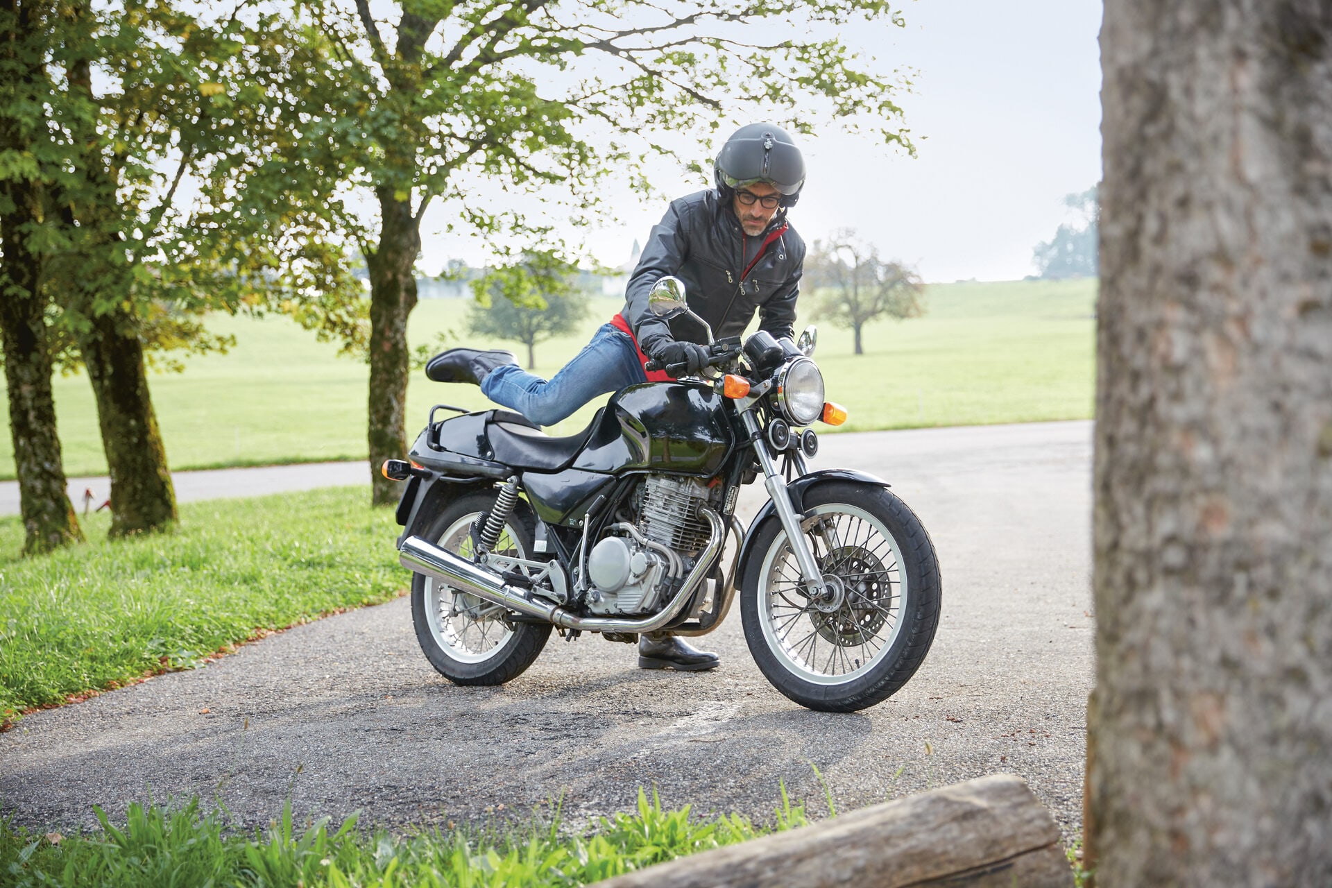Motorrad Mann am aufsteigen