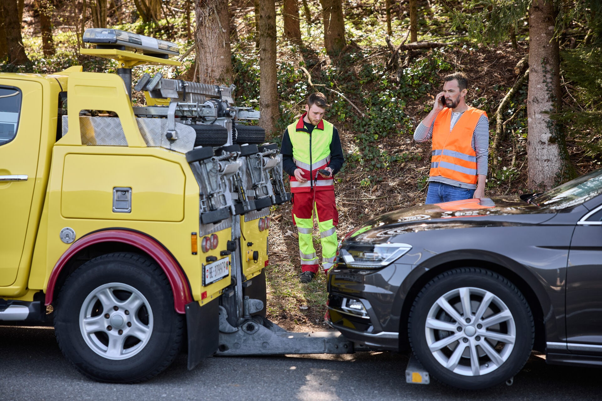 Mobiliar Pannenhilfe bereitet Auto zum Abschleppen vor