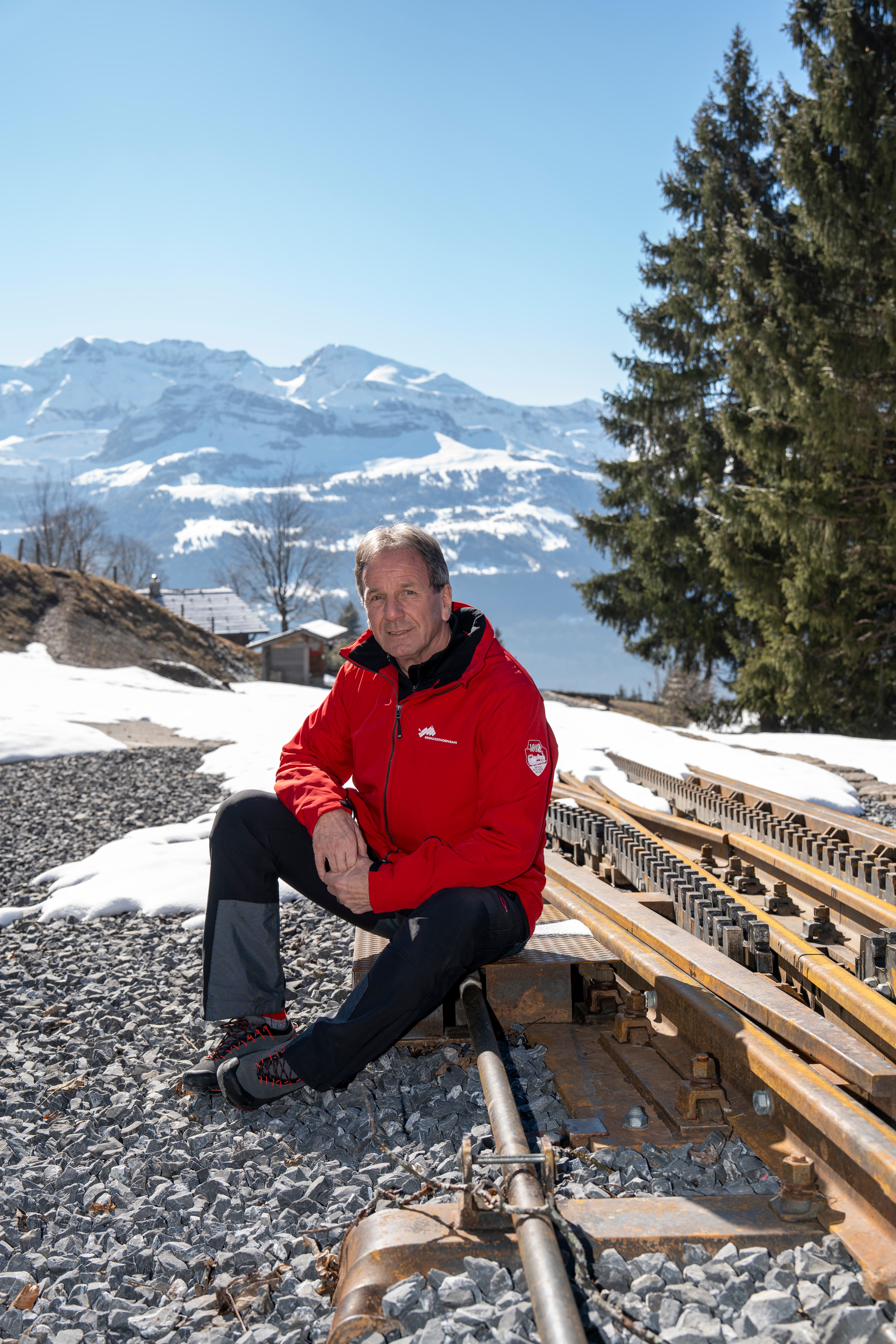 Peter Flück, président du conseil d’administration du chemin de fer de Brienz Rothorn, est assis sur la voie ferrée.