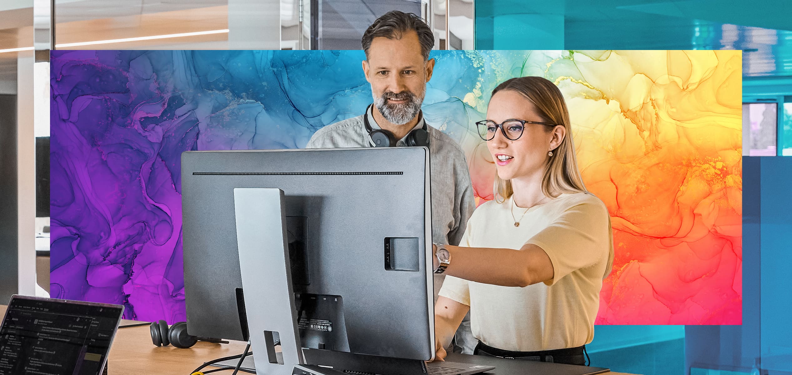 Zwei Personen besprechen etwas am Bildschirm