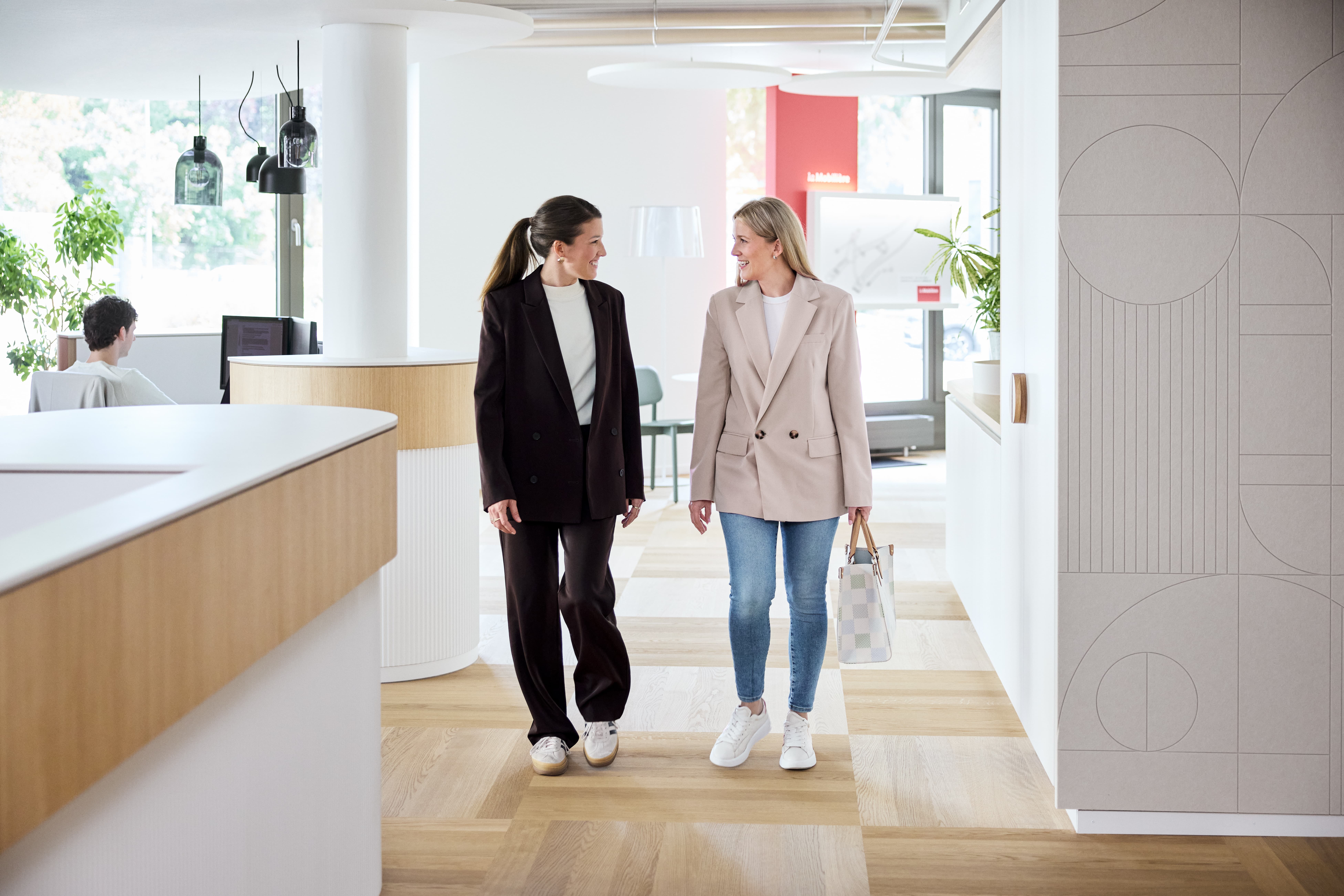 Deux femmes discutent dans une couchette