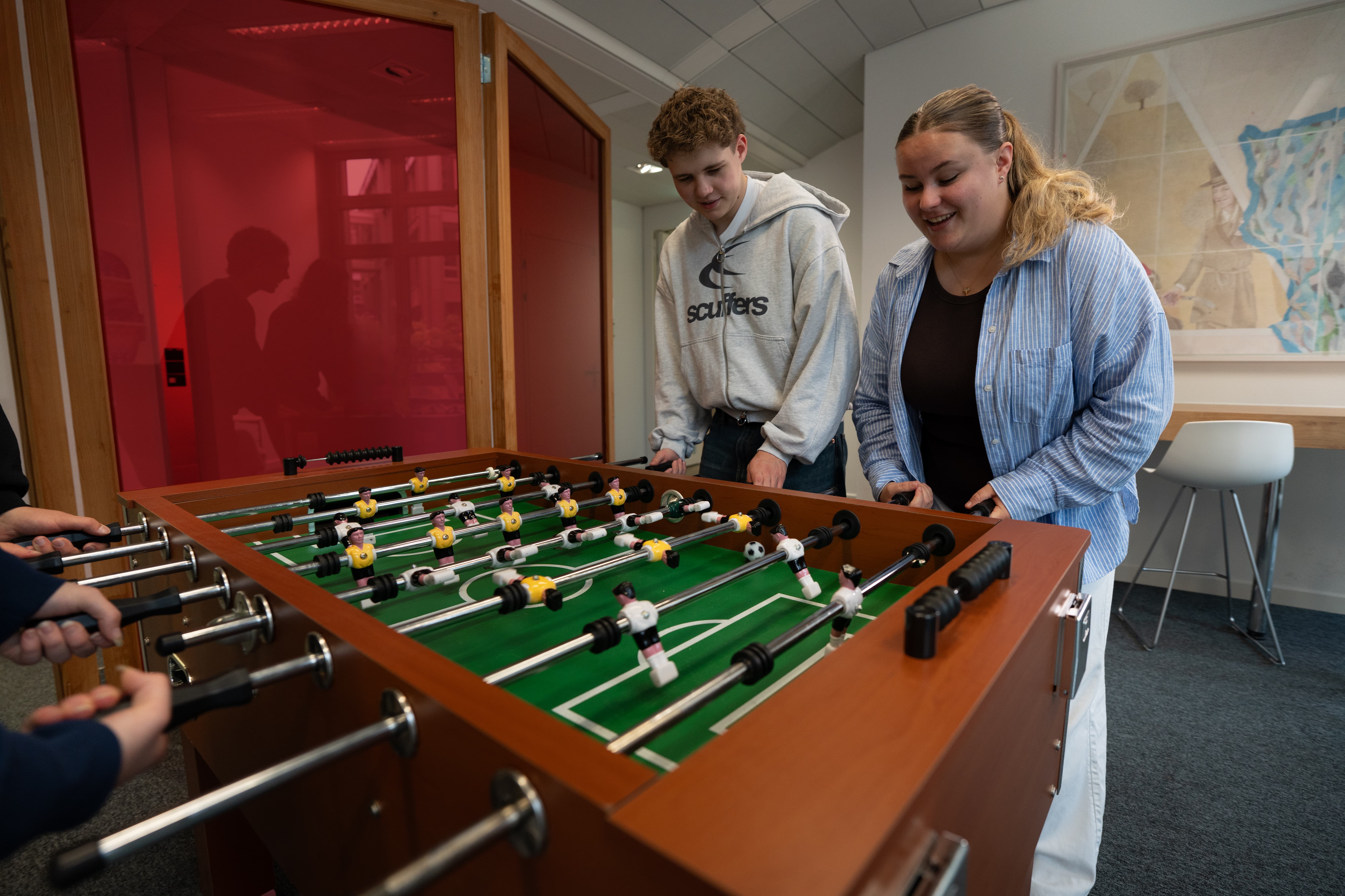 Jugendliche spielen Tischfussball
