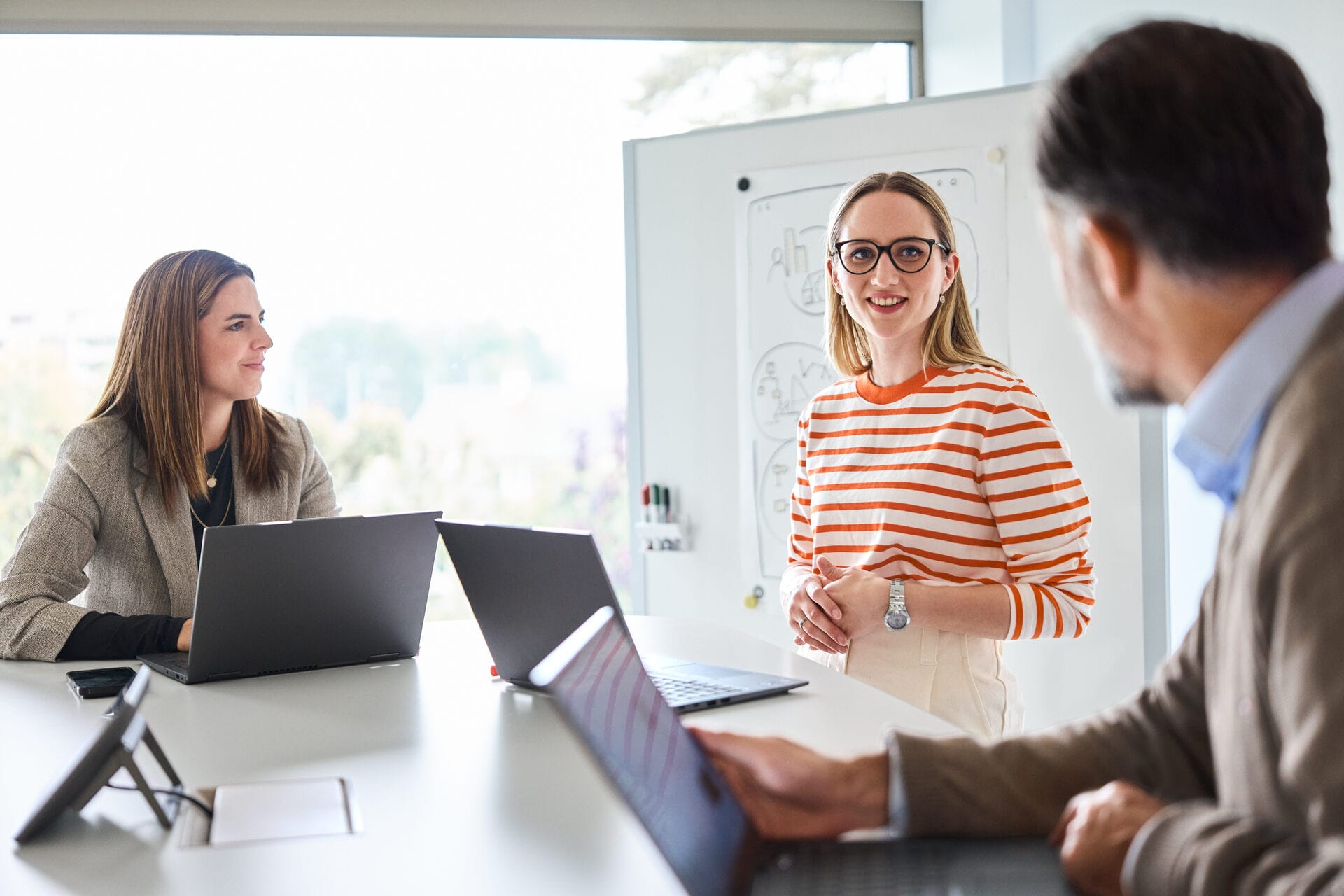 Junge Mitarbeiterin spricht in einem Meeting