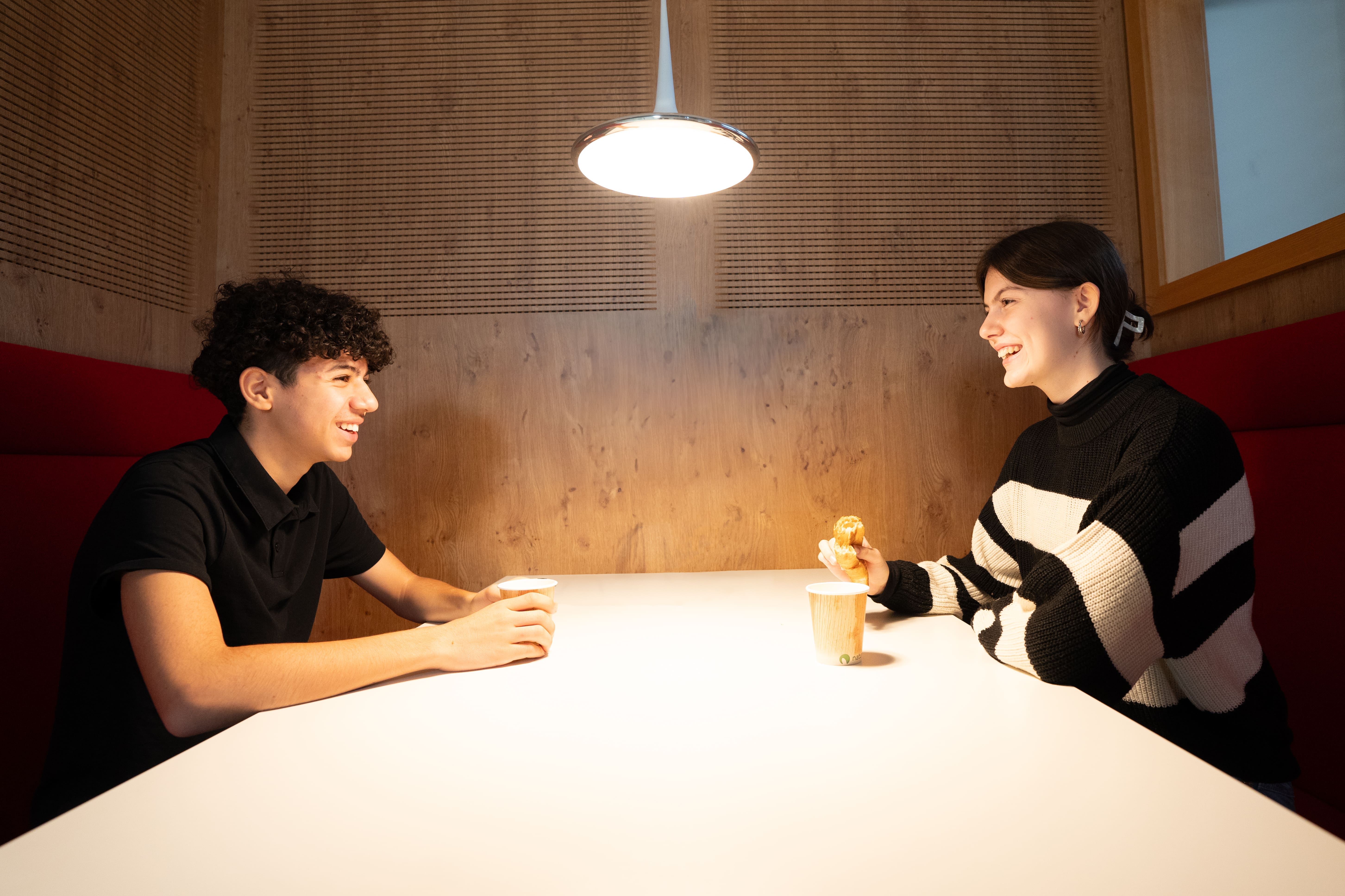 Zwei Jugendliche in der Pause lachend