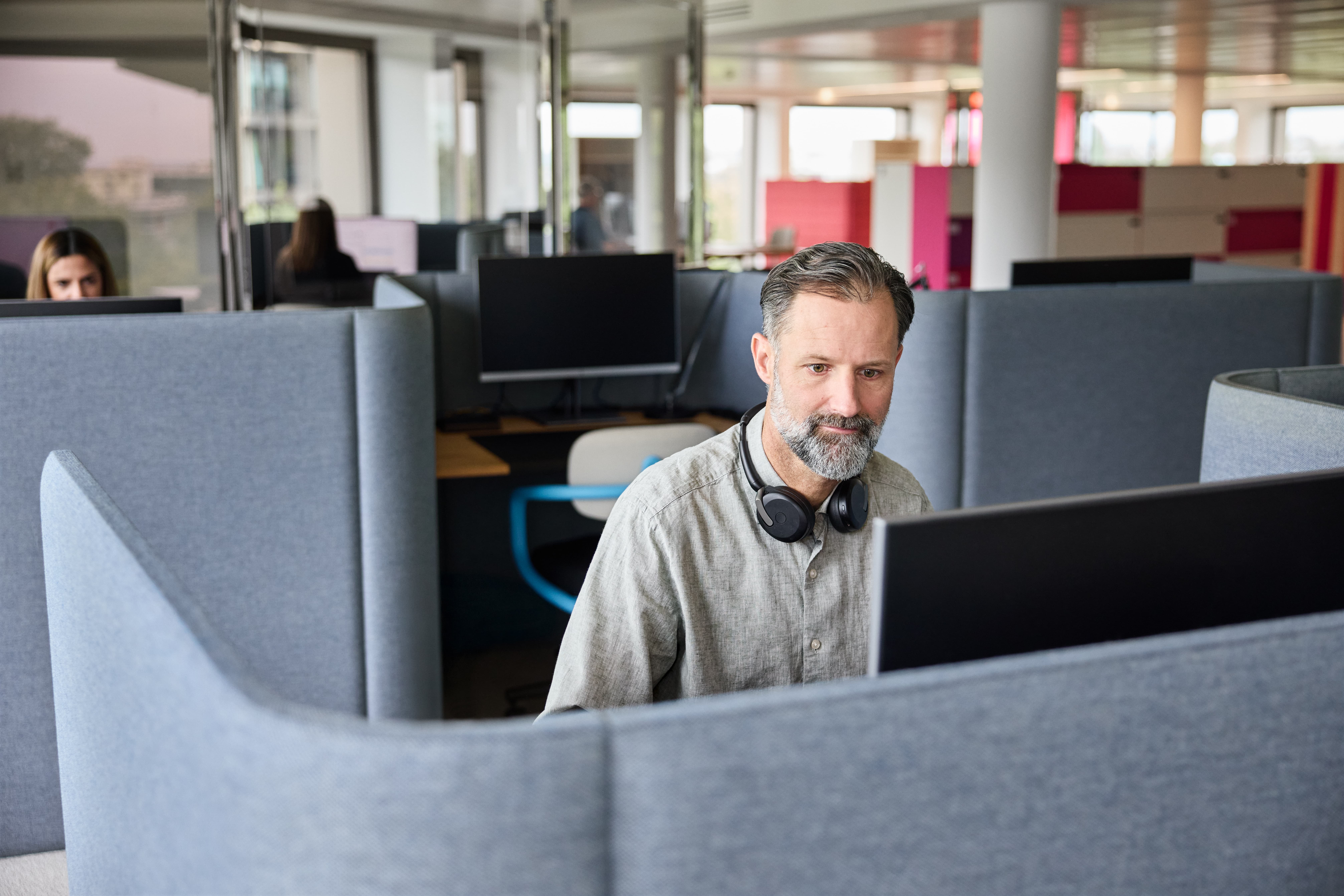 Mann arbeitet konzentriert an ruhigem Büro-Arbeitsplatz