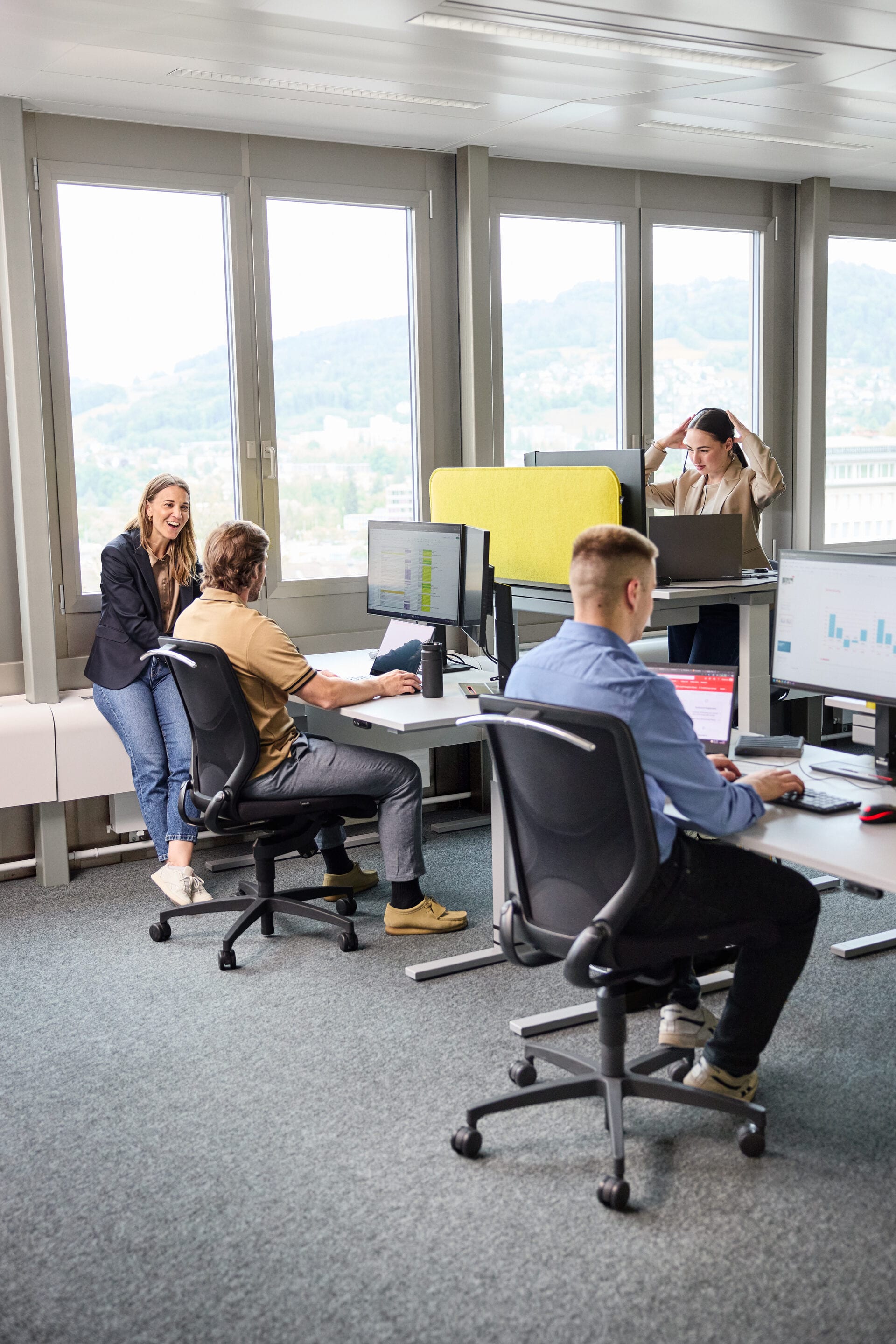 Mitarbeitende am Schreibtisch im Gespräch