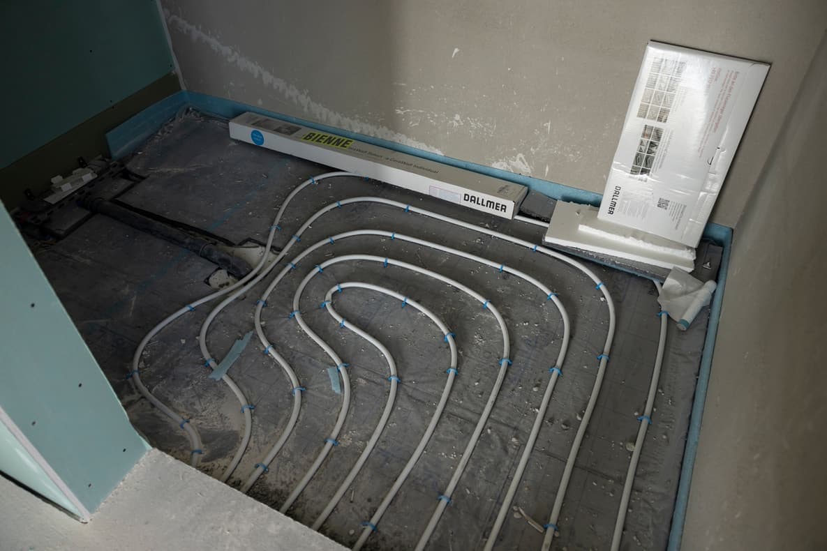 Bodenheizungsrohre für eine energetische Sanierung im Rohbau