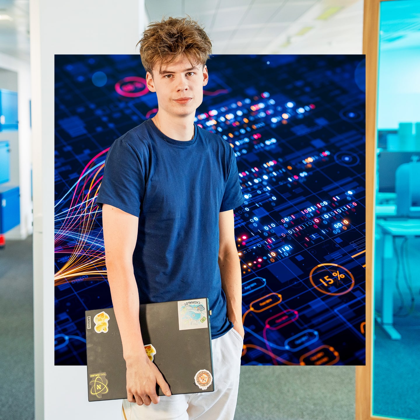 Apprenti informatique avec son notebook à la main
