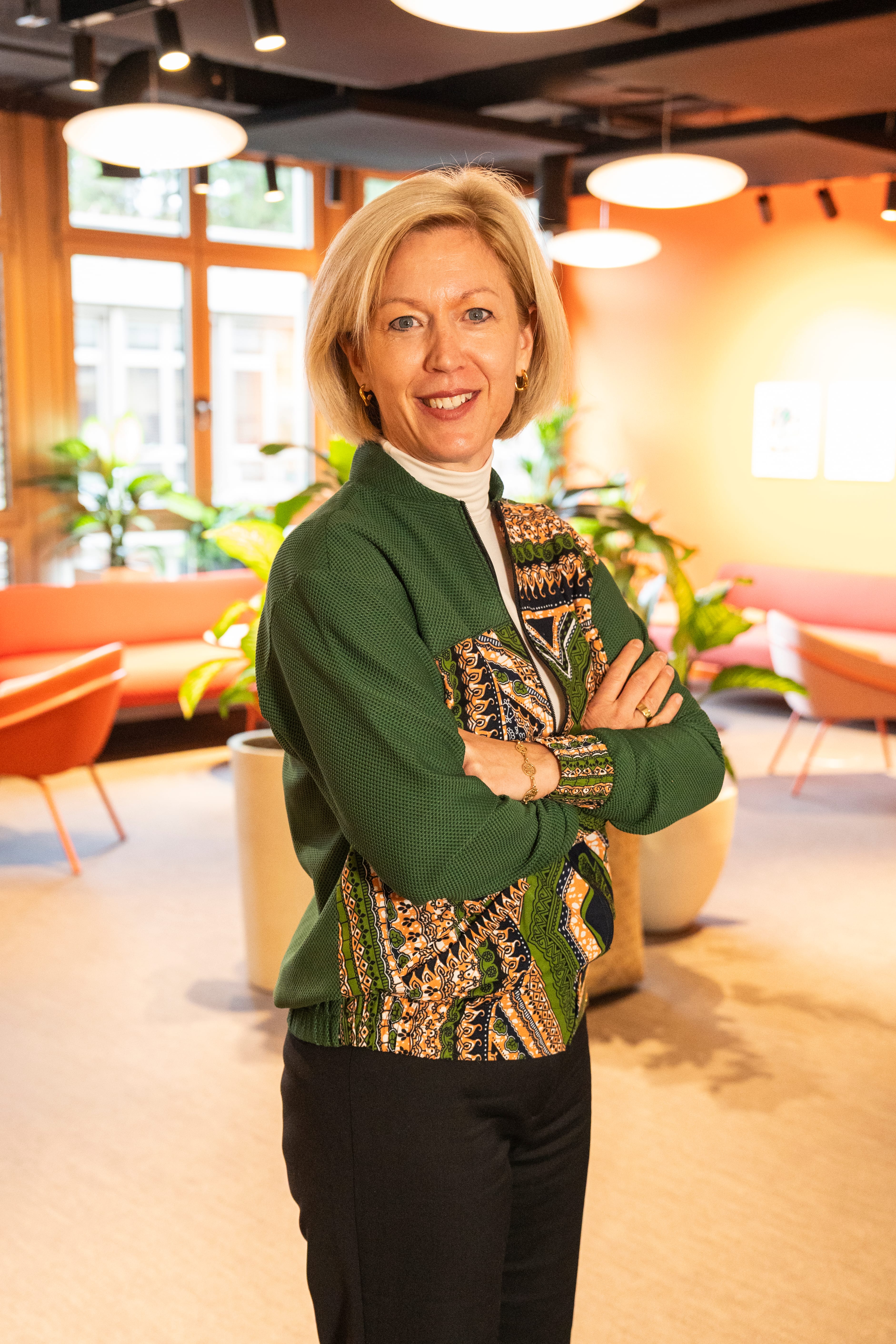 Barbara Agoba steht in Pausenraum und lächelt