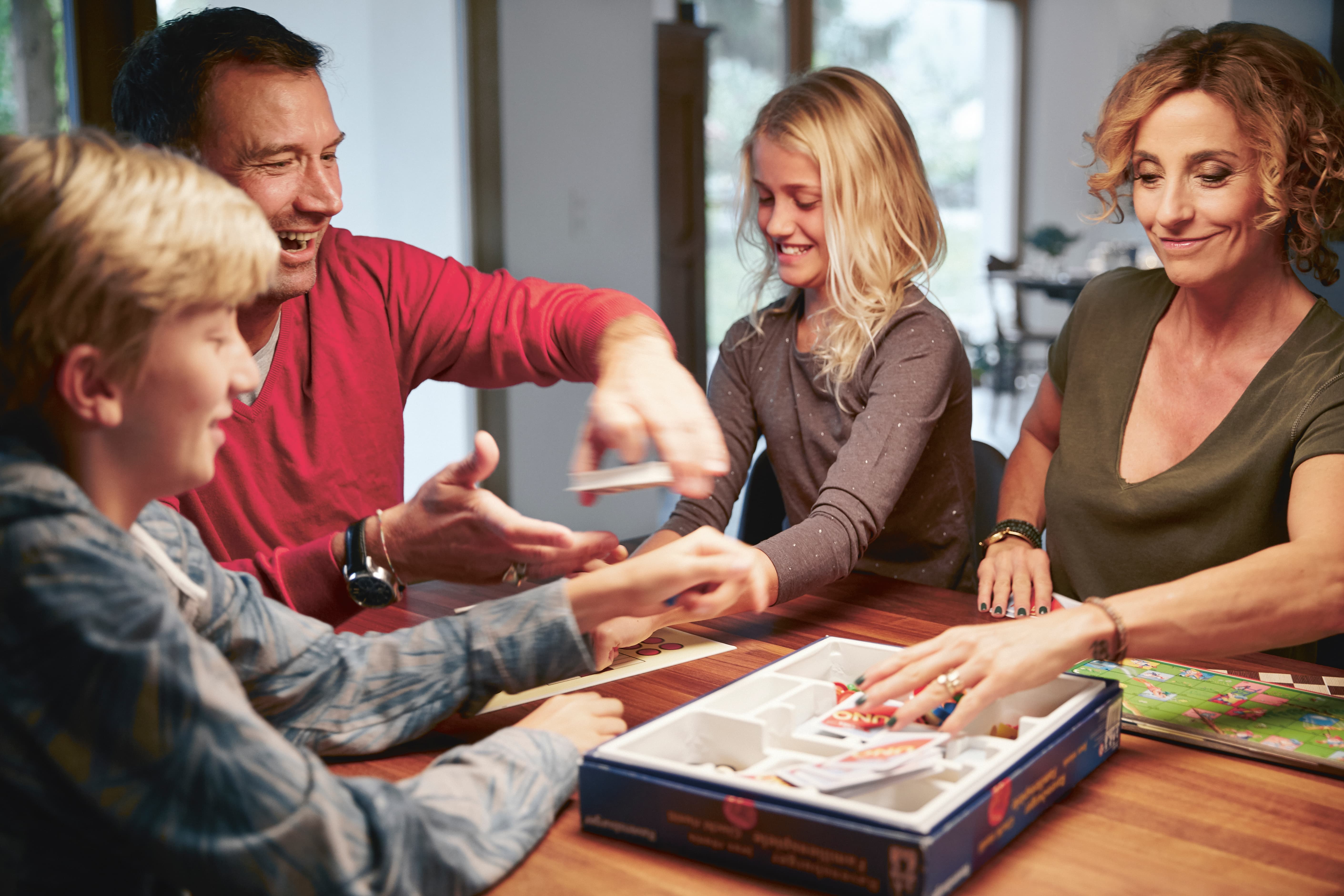 Familie spielt zuhause ein Brettspiel