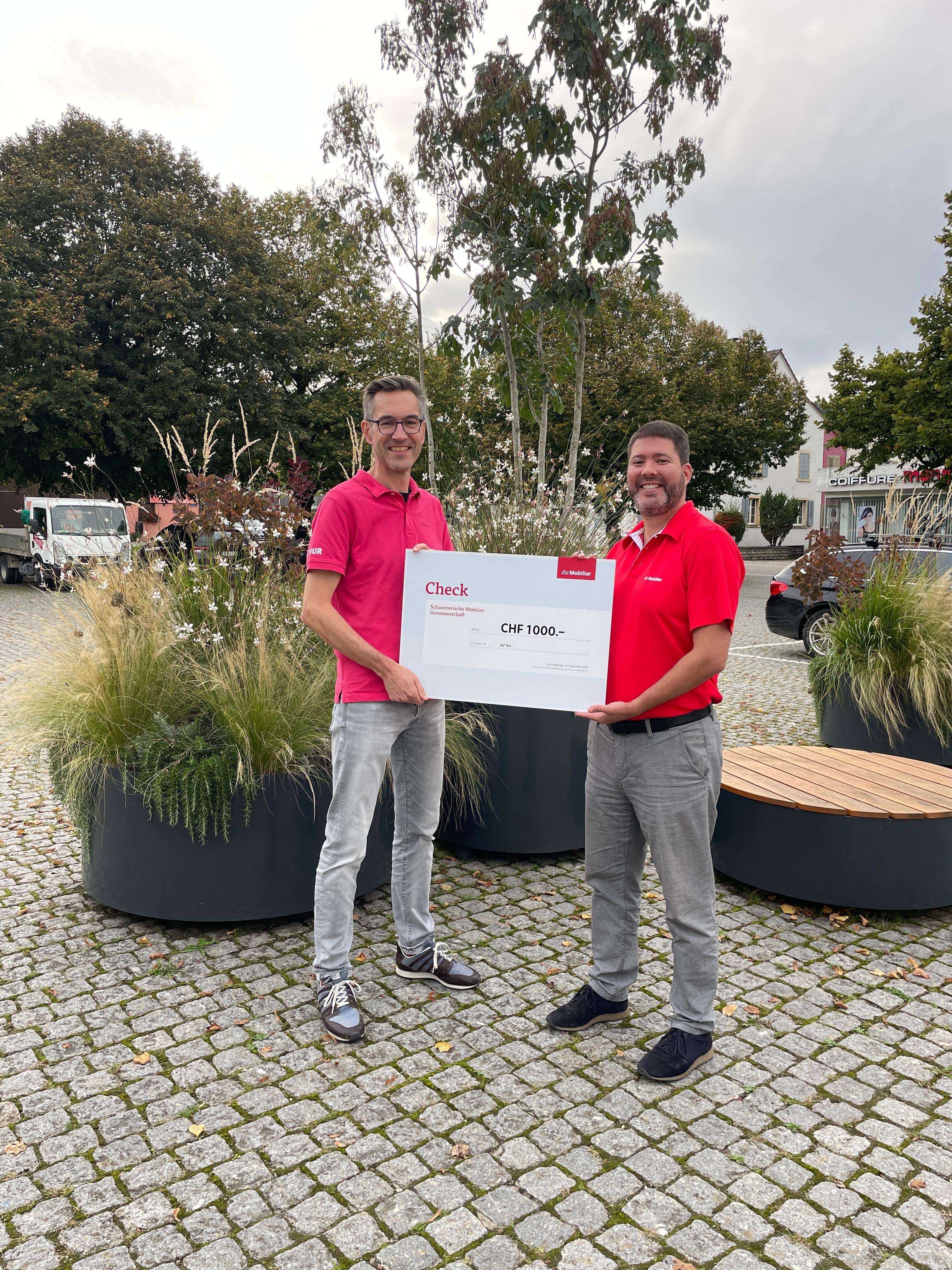 2 Personen halten einen Mobiliar-Check.