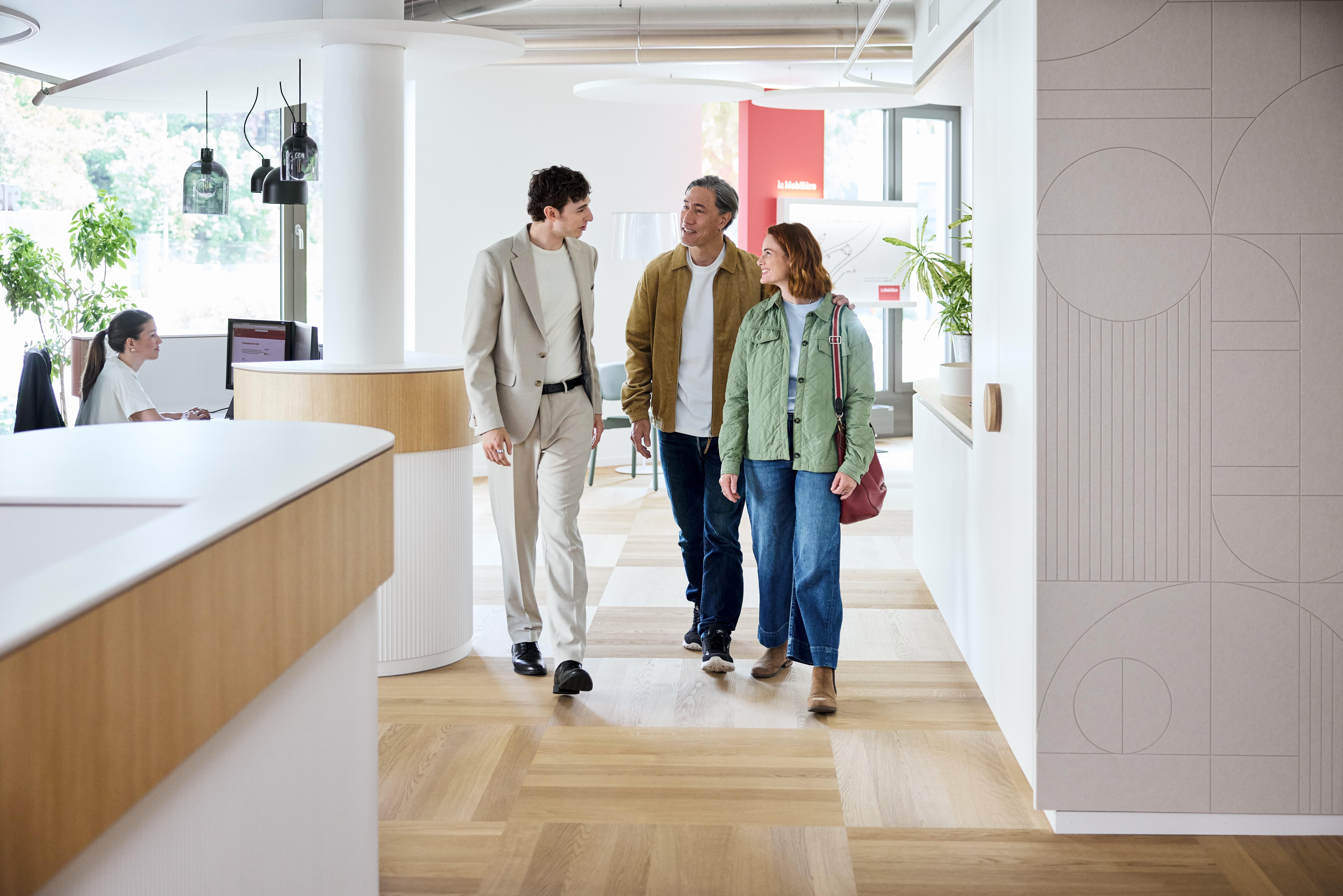 Versicherungsberater begleitet Kunden in der Agentur