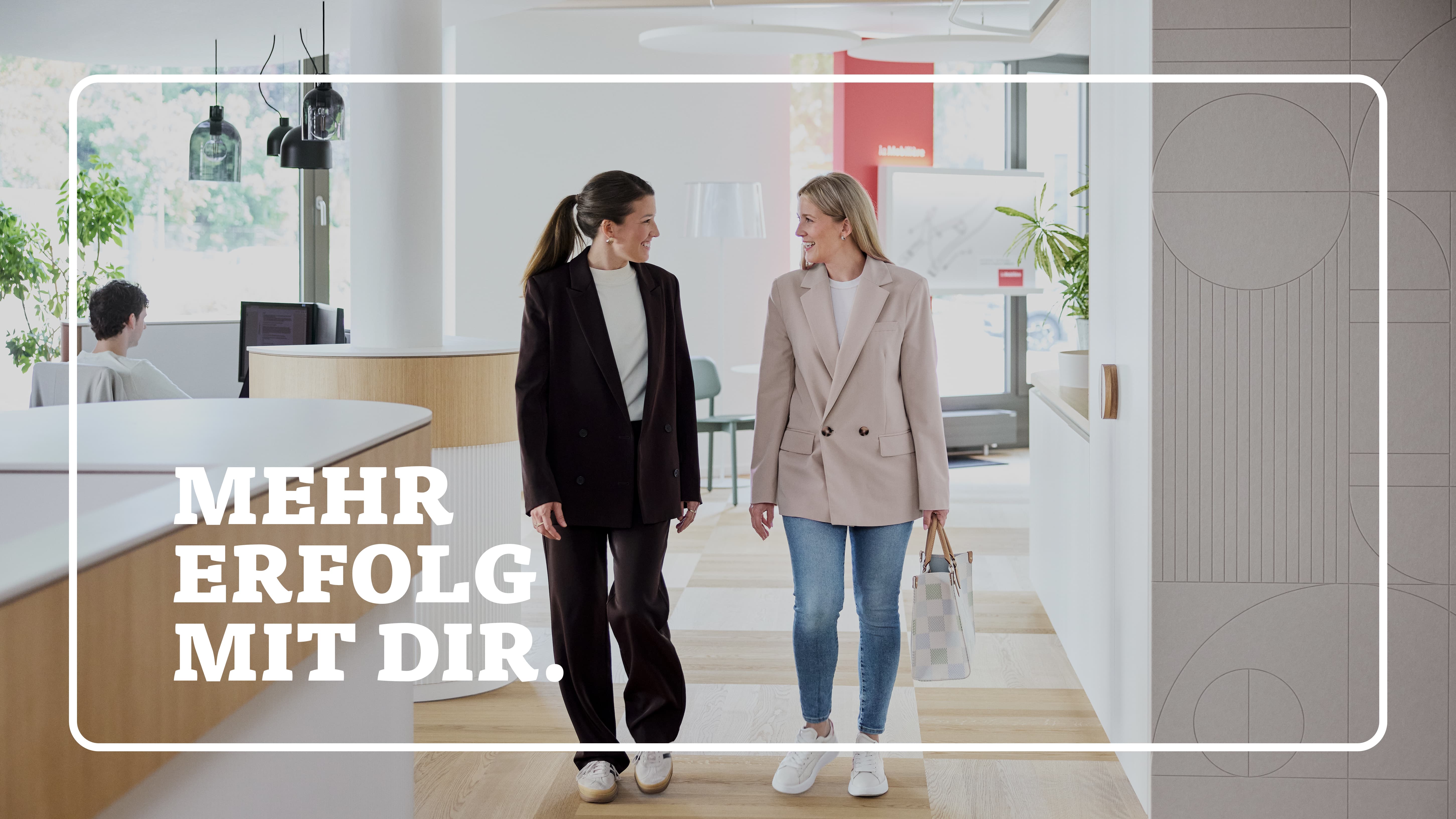 Kundin und Verkaufsberaterin gehend in Gespräch vertieft