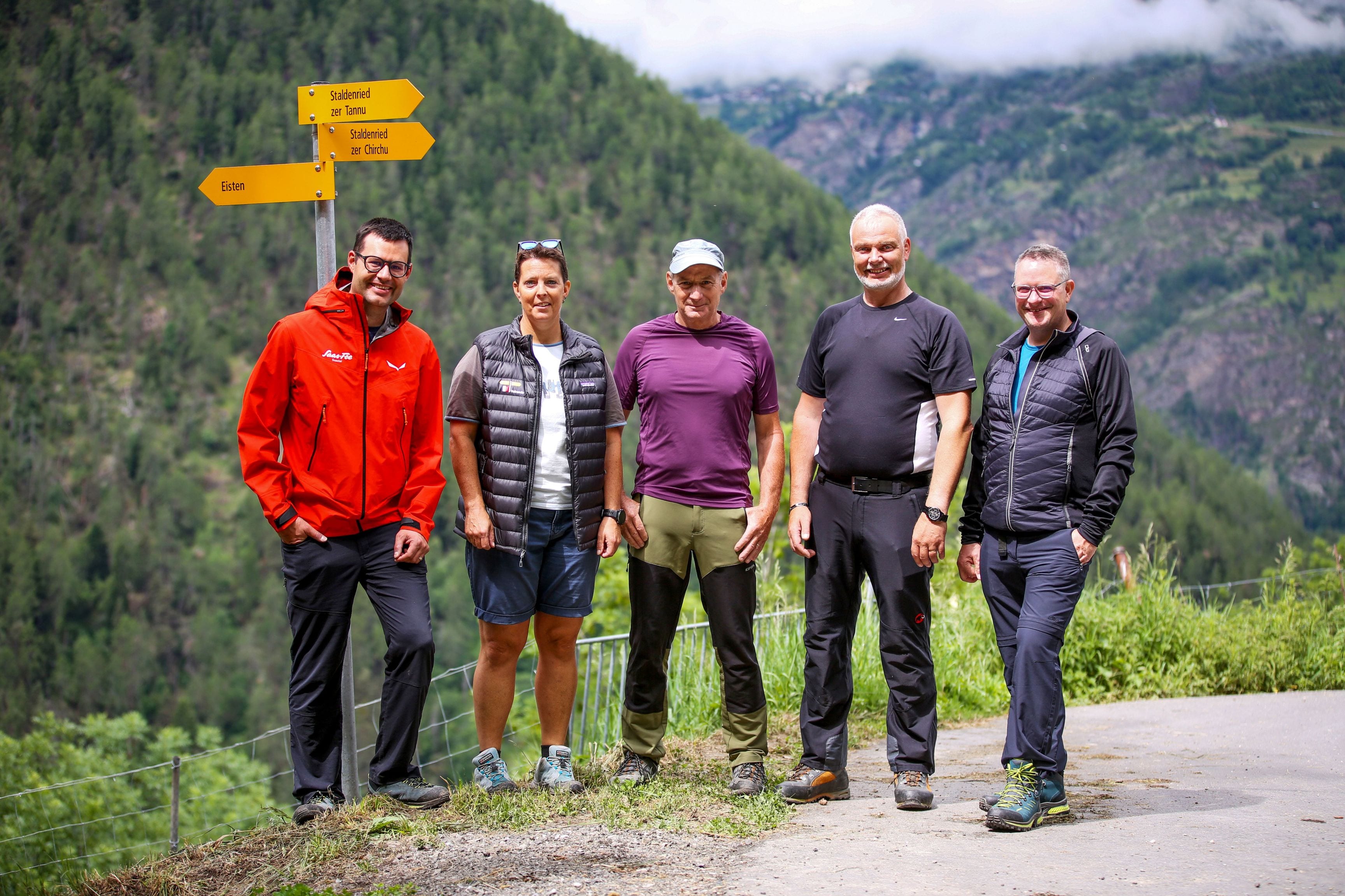 Haben sich für den neuen Wanderweg eingesetzt: Matthias Supersaxo, Anne-Ruth Kuonen, Eferem Furrer, Django Wyssen und Jürgen Brigger (von links).