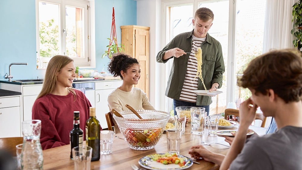 Junge Leute zusammen am Essen