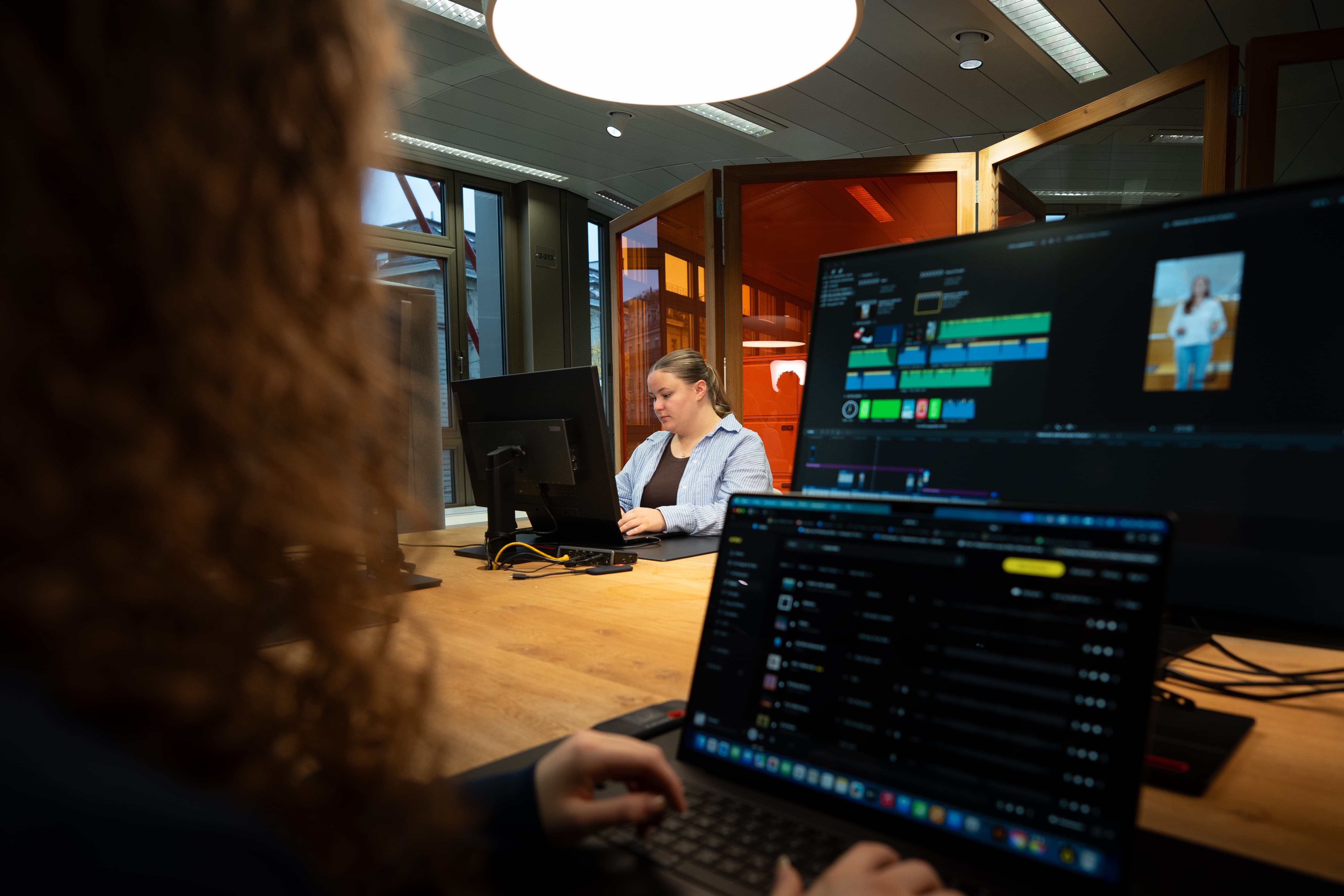 Jugendliche arbeiten am Laptop