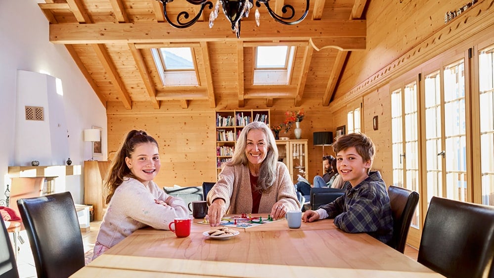 Familie in einer Chaletwohnung am Spielen