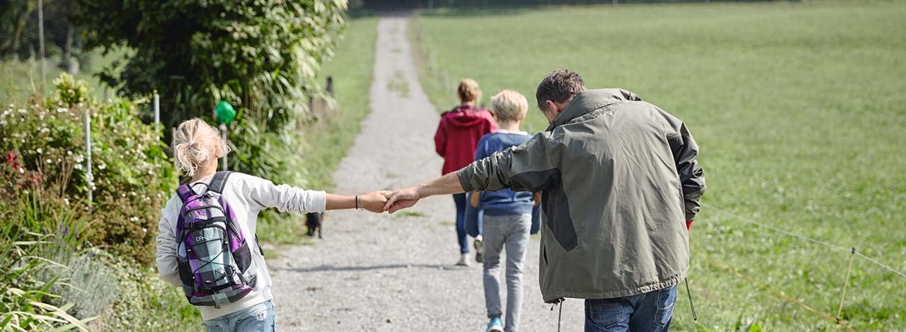 Eine Familie spaziert in der Natur