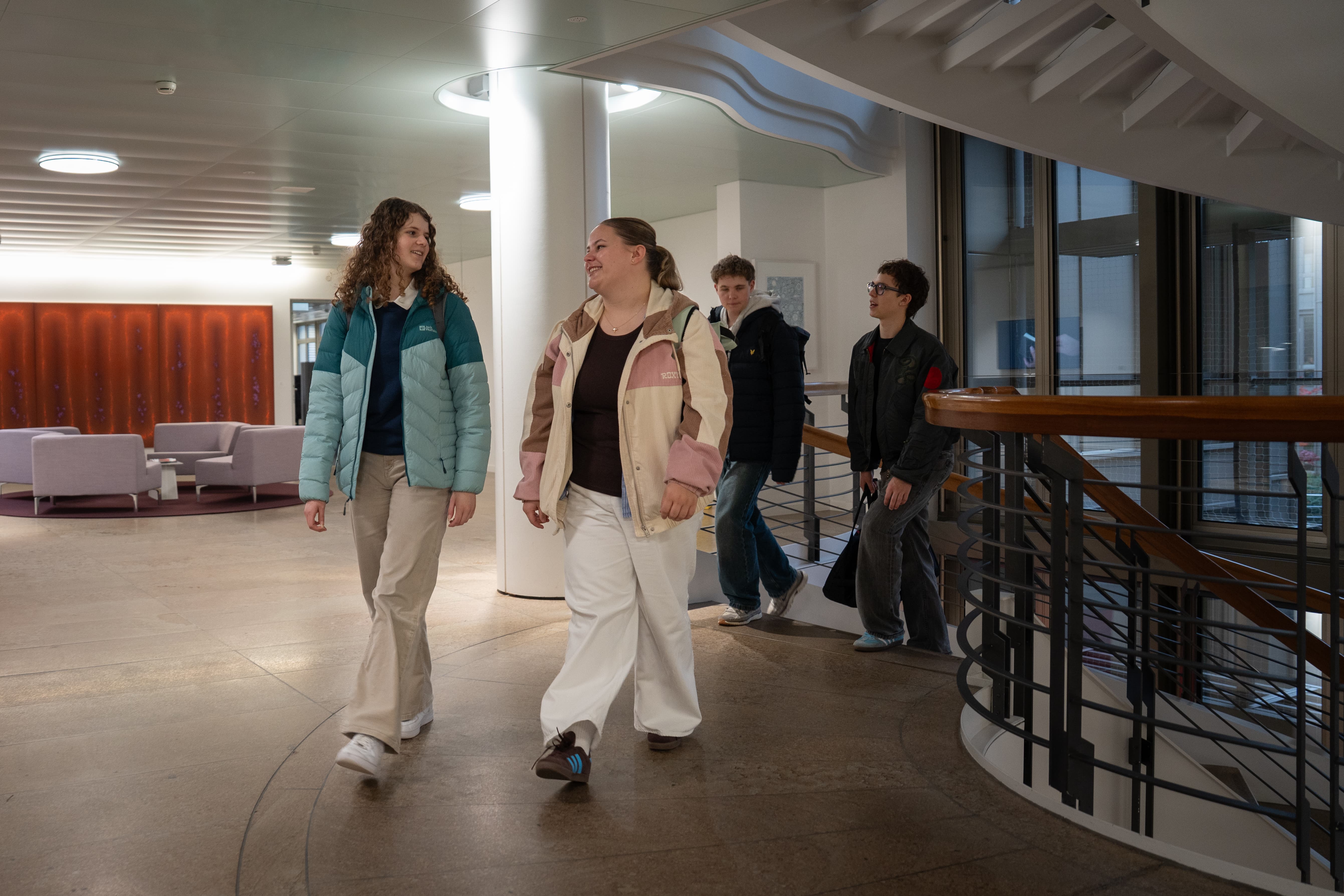 Jugendliche laufen im Gang