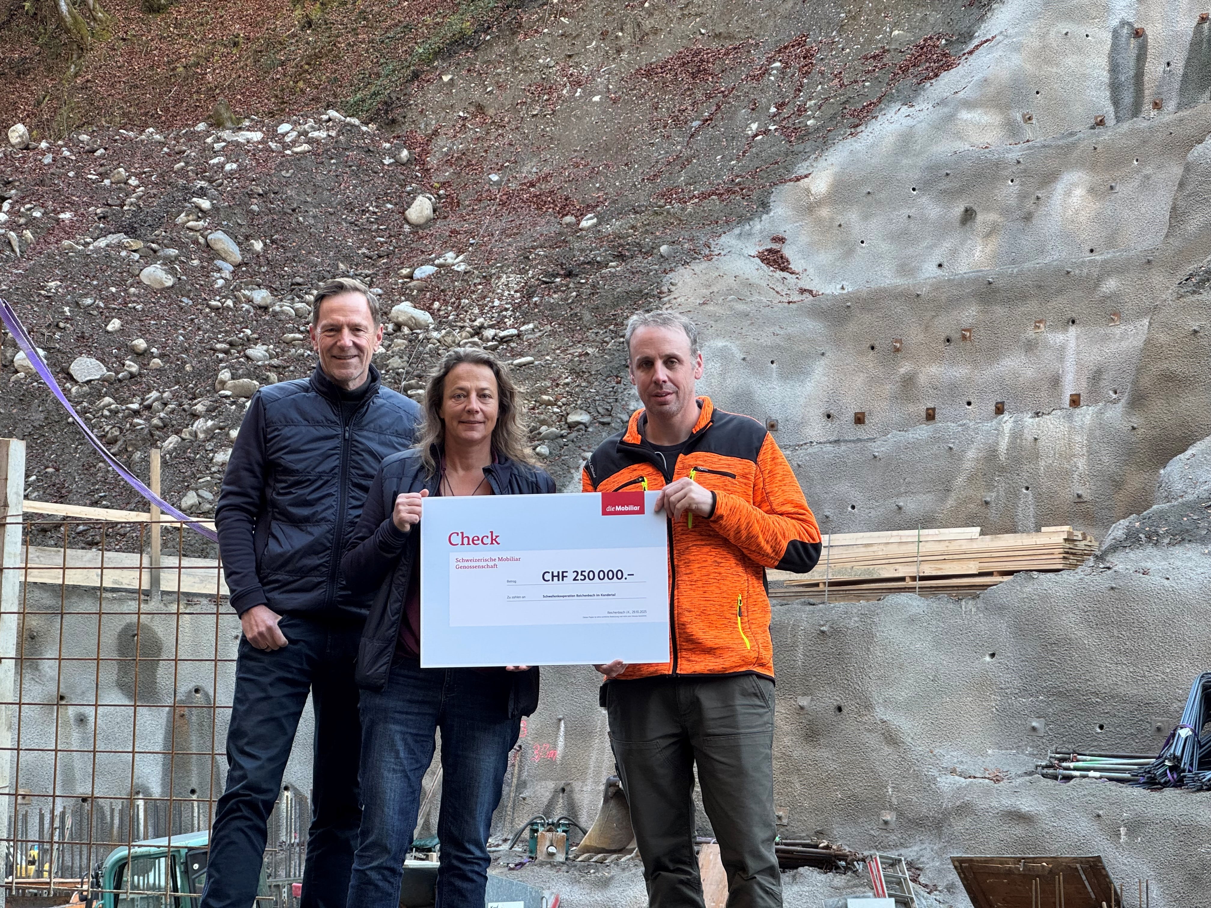 v.l.n.r.: Bernhard Bigler, Generalagent Mobiliar Generalagentur Spiez, Barbara Geissbühler (Versicherungs- und Vorsorgeberaterin Reichenbach) und Peter Bettschen (Präsident Schwellenkooperation Reichenbach).