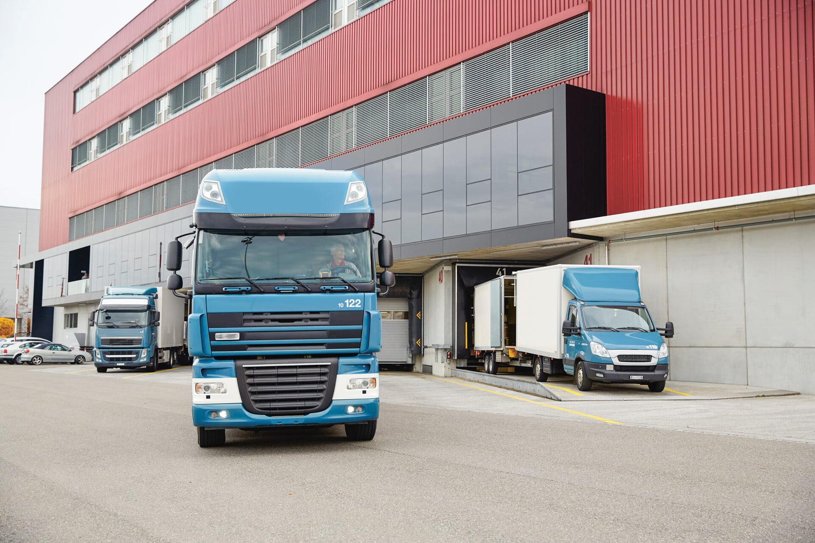 Ein LKW verlässt das Firmengelände. 