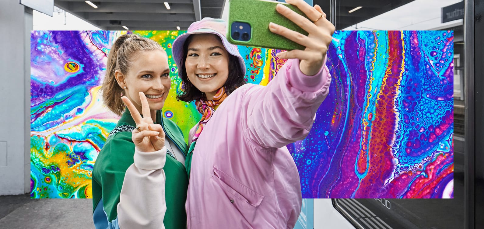 Zwei Junge Frauen machen ein Selfie vor dem Zug