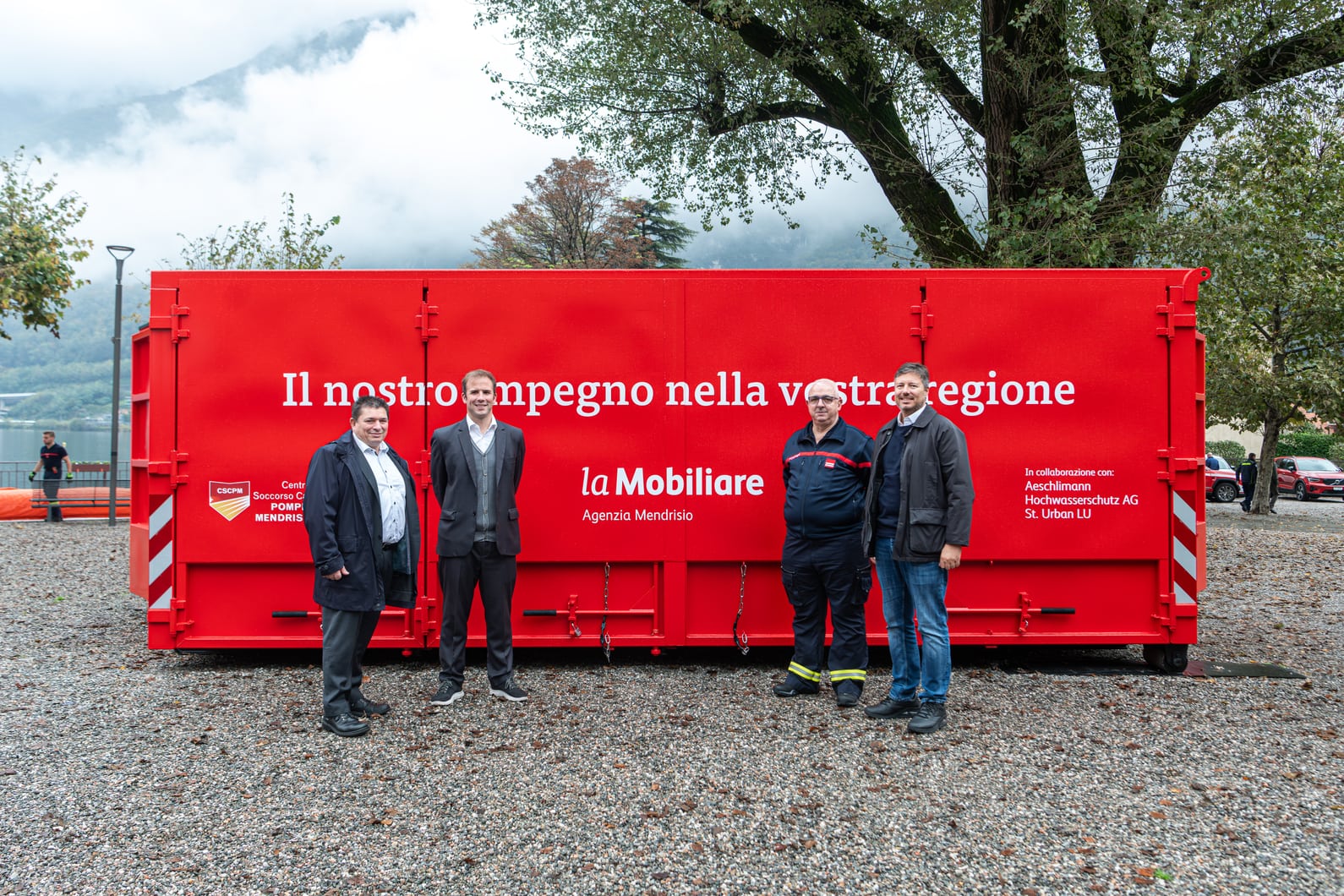da sinistra a destra: Renato Morelli (la Mobiliare), Michele Bertini (Agente generale, la Mobiliare nella regione del Sottoceneri), Corrado Tettamanti (Comandante del Centro Soccorso Cantonale Pompieri Mendrisiotto) e Samuel Maffi, Presidente della Delegazione consortile dei pompieri e Municipale della Città di Mendrisio.