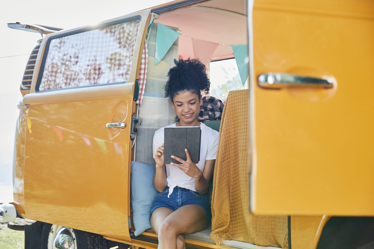 Une jeune femme dans un minibus jaune