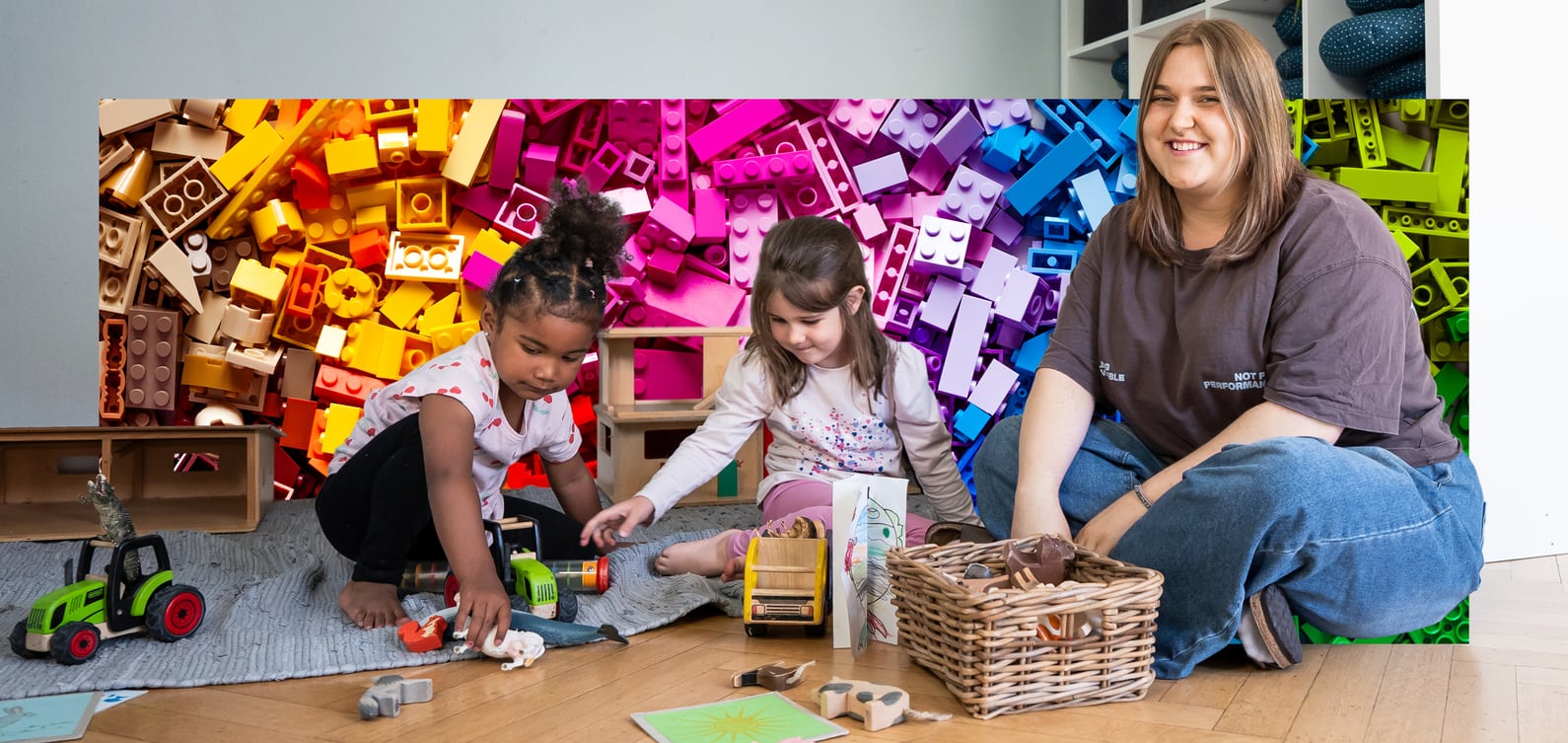 Zwei Kinder und ein Fachfrau Betreuung spielen zusammen