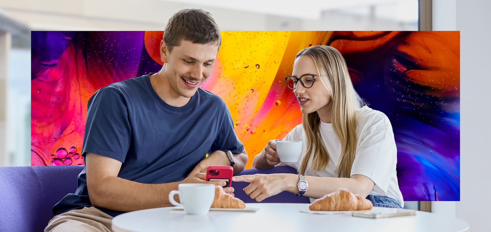 Zwei junge Menschen trinken zusammen Kaffee