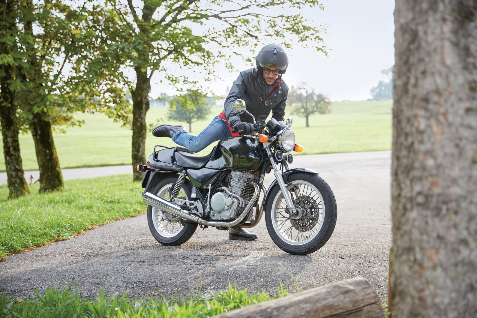 Motocyclette Homme en train de monter