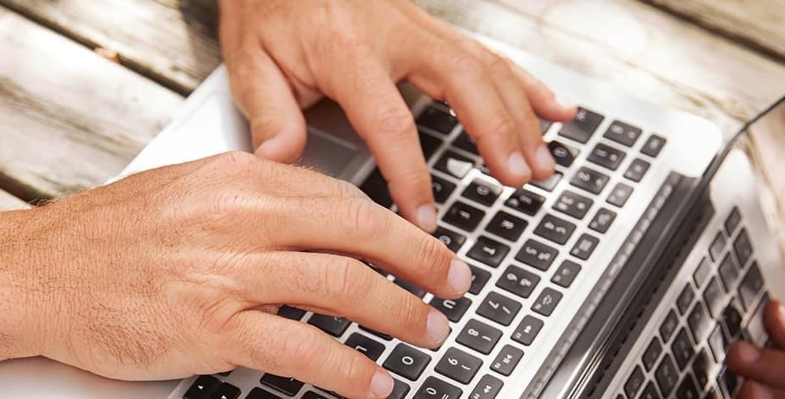 Hände auf einem Laptop