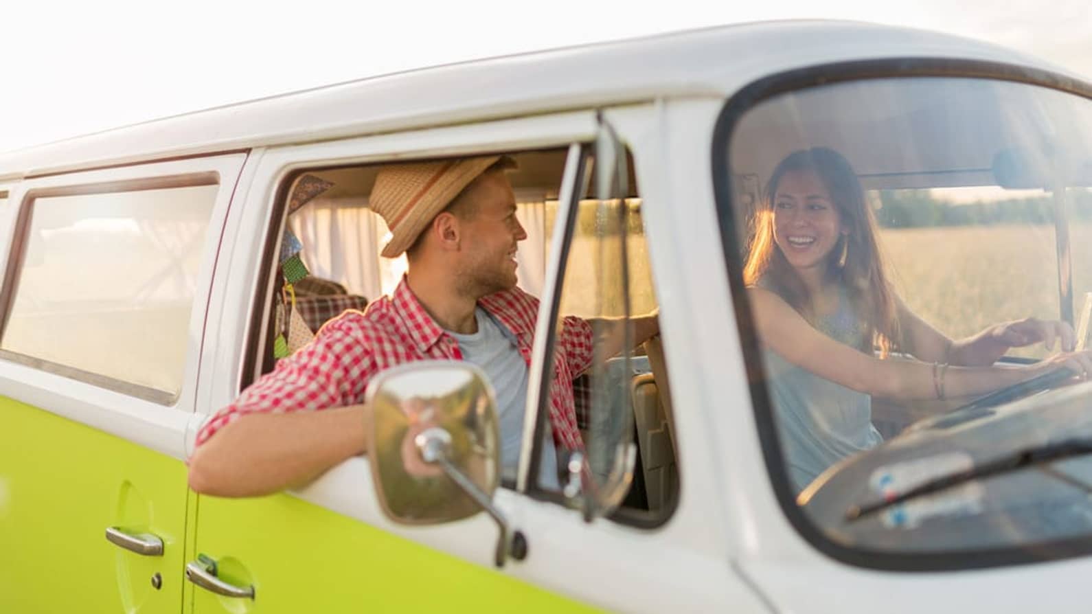 Ein Paar in einem Minibus