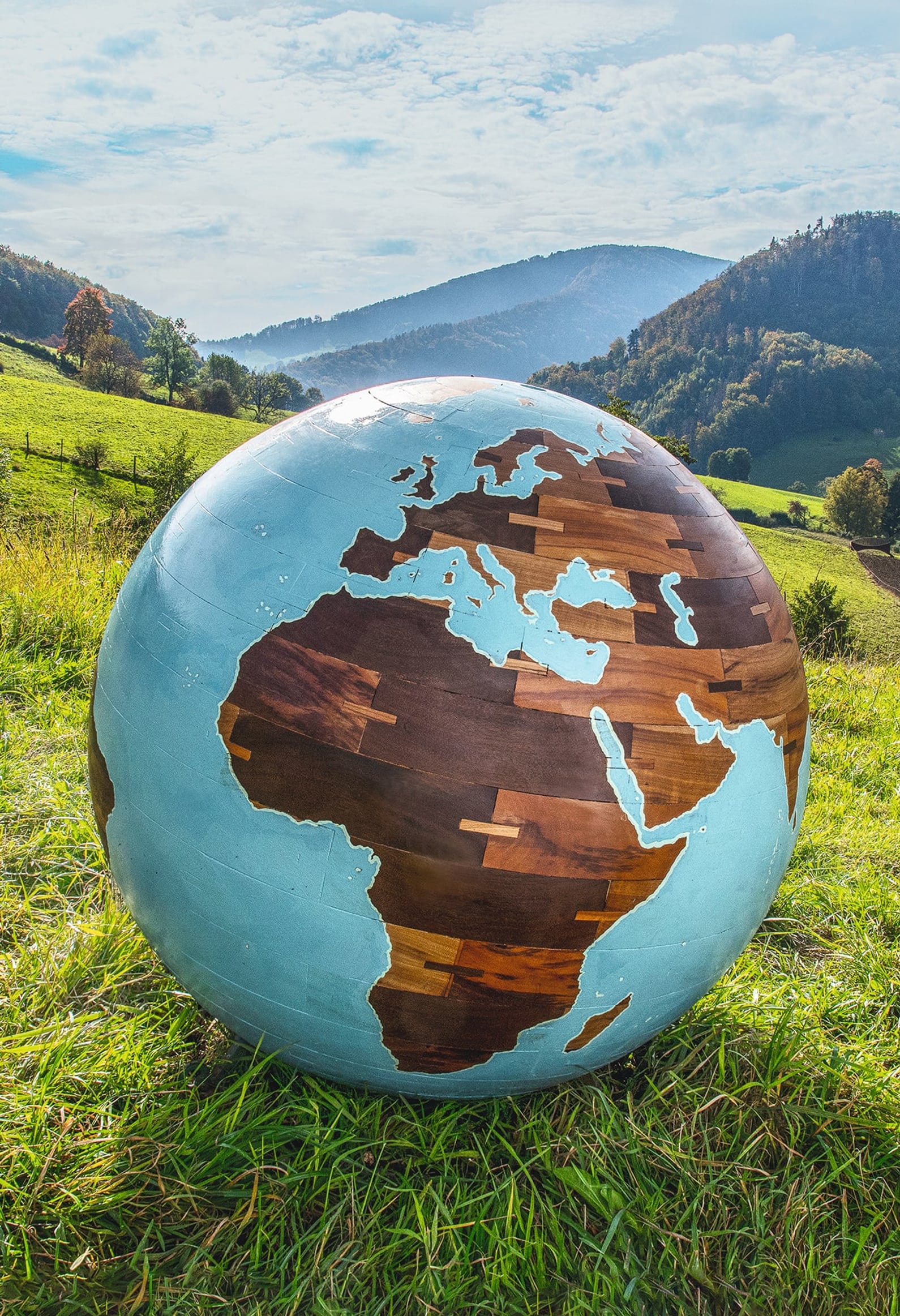 Un globe terrestre dans les montagnes