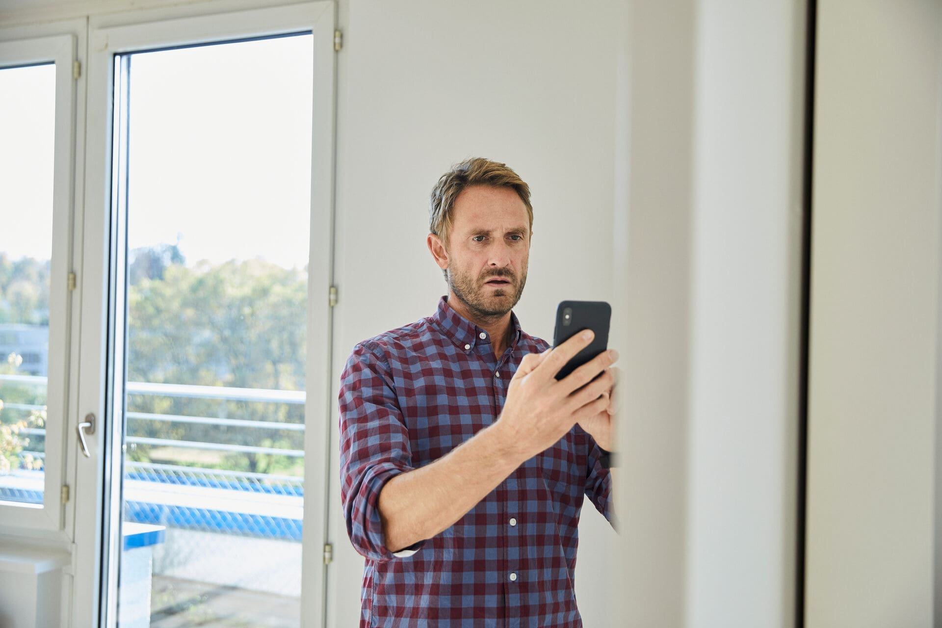 Ein Mann mit einem Handy
