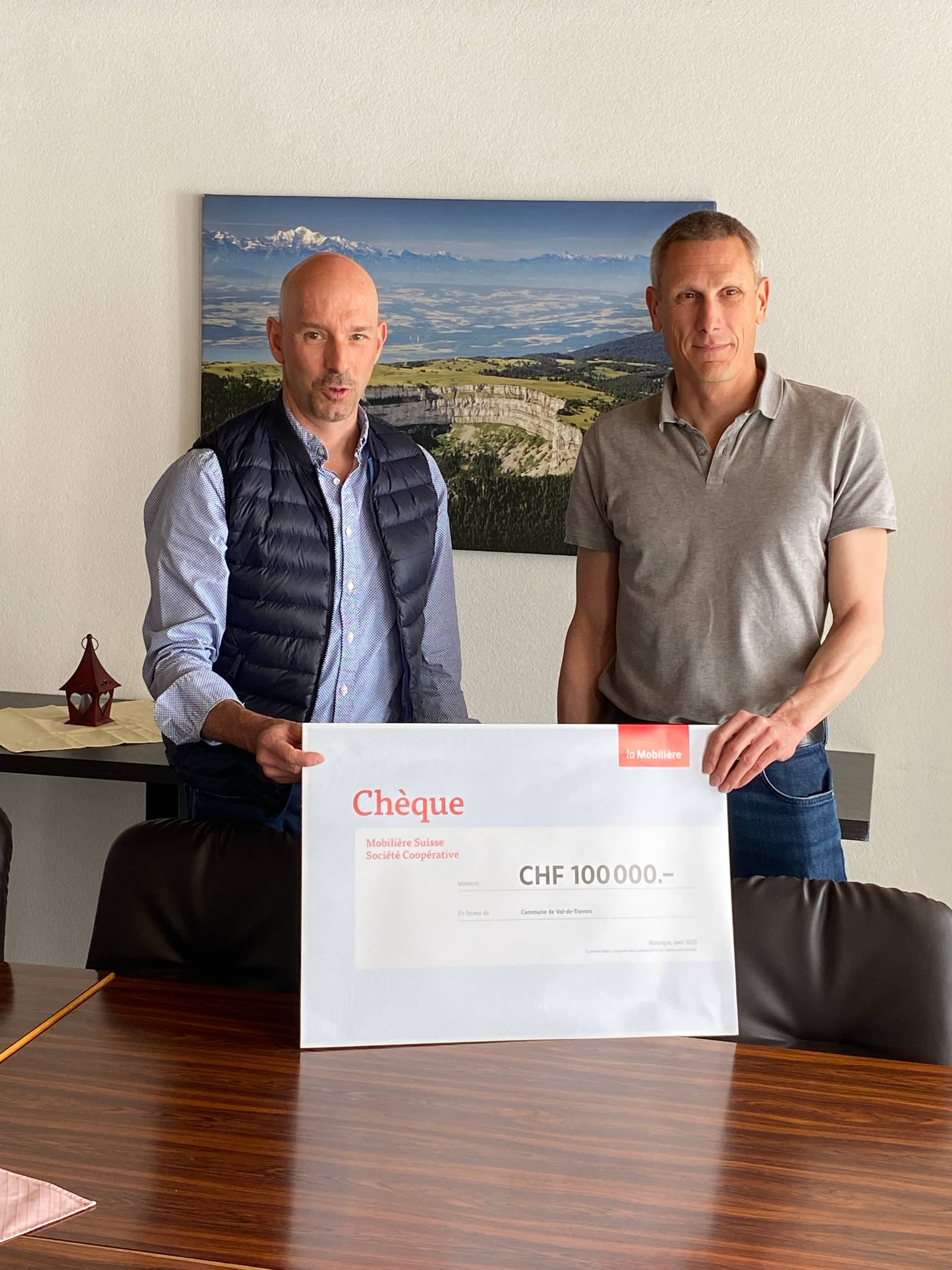 De gauche à droite: Fabien Chapatte, agent général de la Mobilière Montagnes et Vallées NE, et Eric Sivignon, conseiller communal chargé du territoire, de l’énergie et de la mobilité.