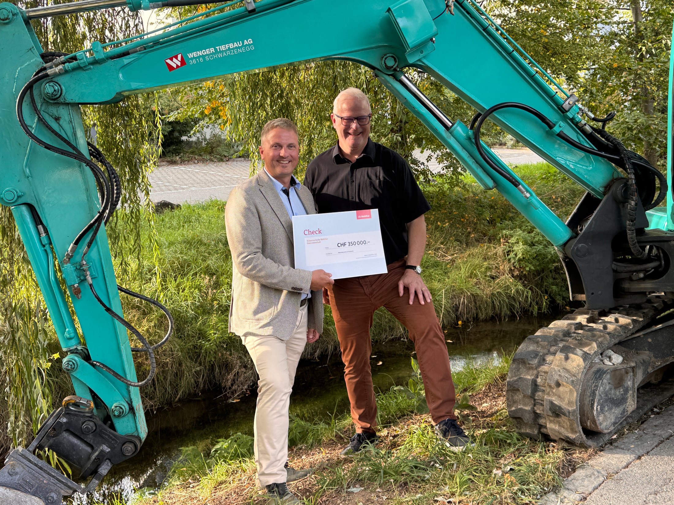 Checkübergabe v.l.n.r: Christoph Zbinden, Generalagent Generalagentur Emmental, Peter Schmid, Präsident Wasserbauverband Chisebach