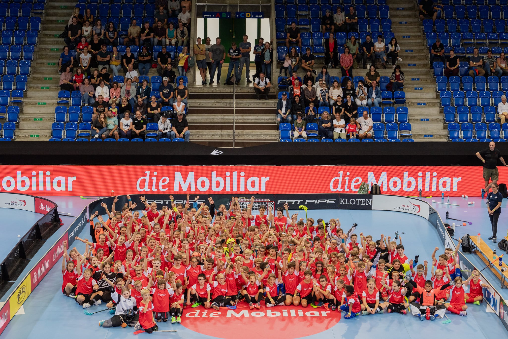 Viele Kinder beim Jubeln