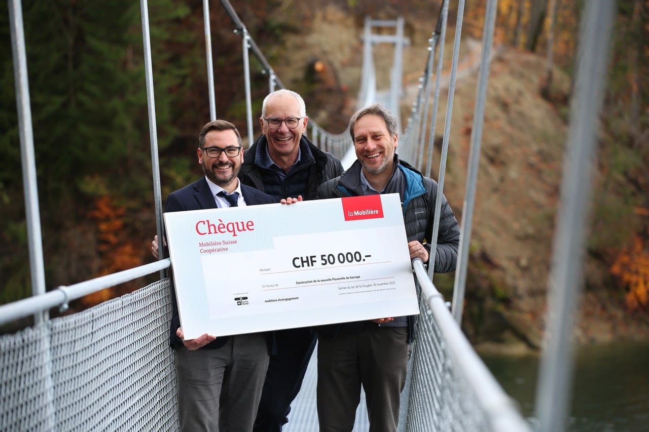 De gauche à droite: Julien Deschenaux, président du Comité de projet, Jacques Yerly, agent général de la Mobilière à Bulle et Bernard Hinderling, responsable de la mobilité touristique auprès de Fribourg Région.