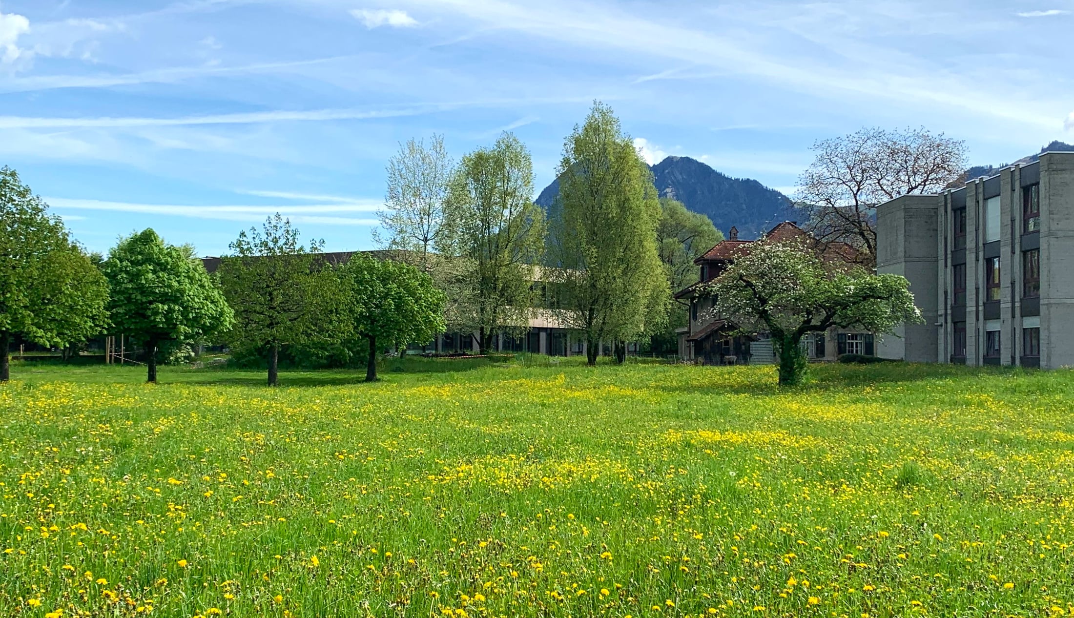 Der Klangweg führt entlang der Sarneraa, vorbei an der Dorf- und Kantonsschule