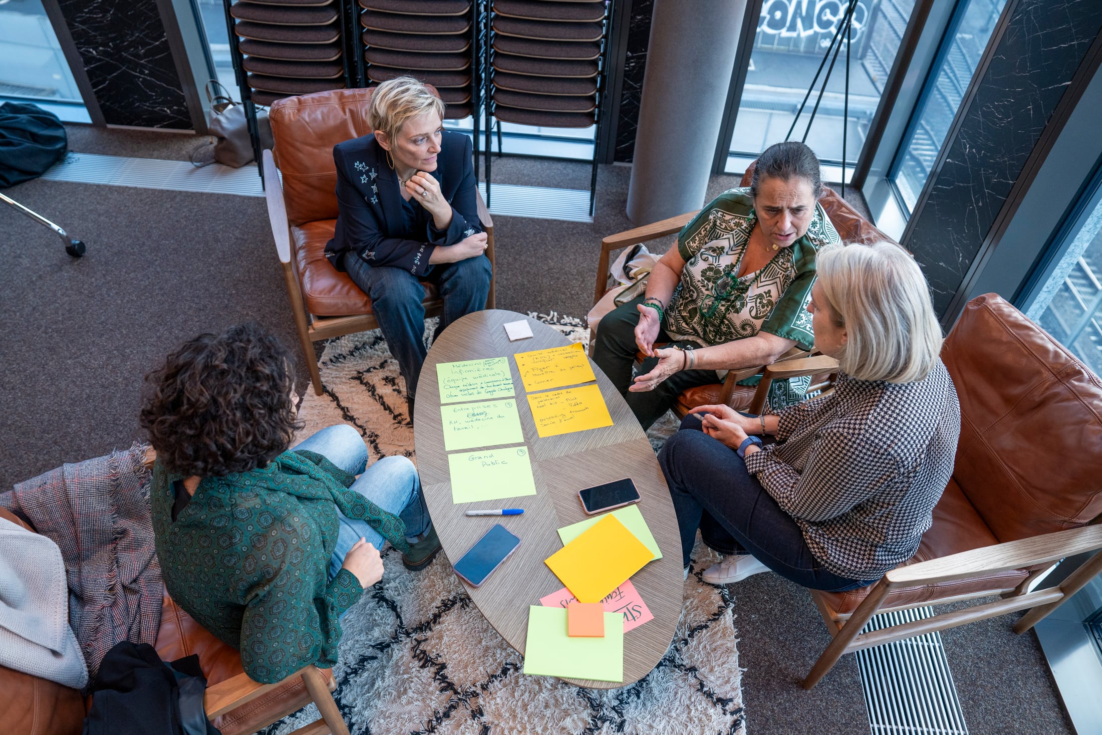 Vier Frauen nehmen an einem Workshop teil und besprechen das bisher Bearbeitete.