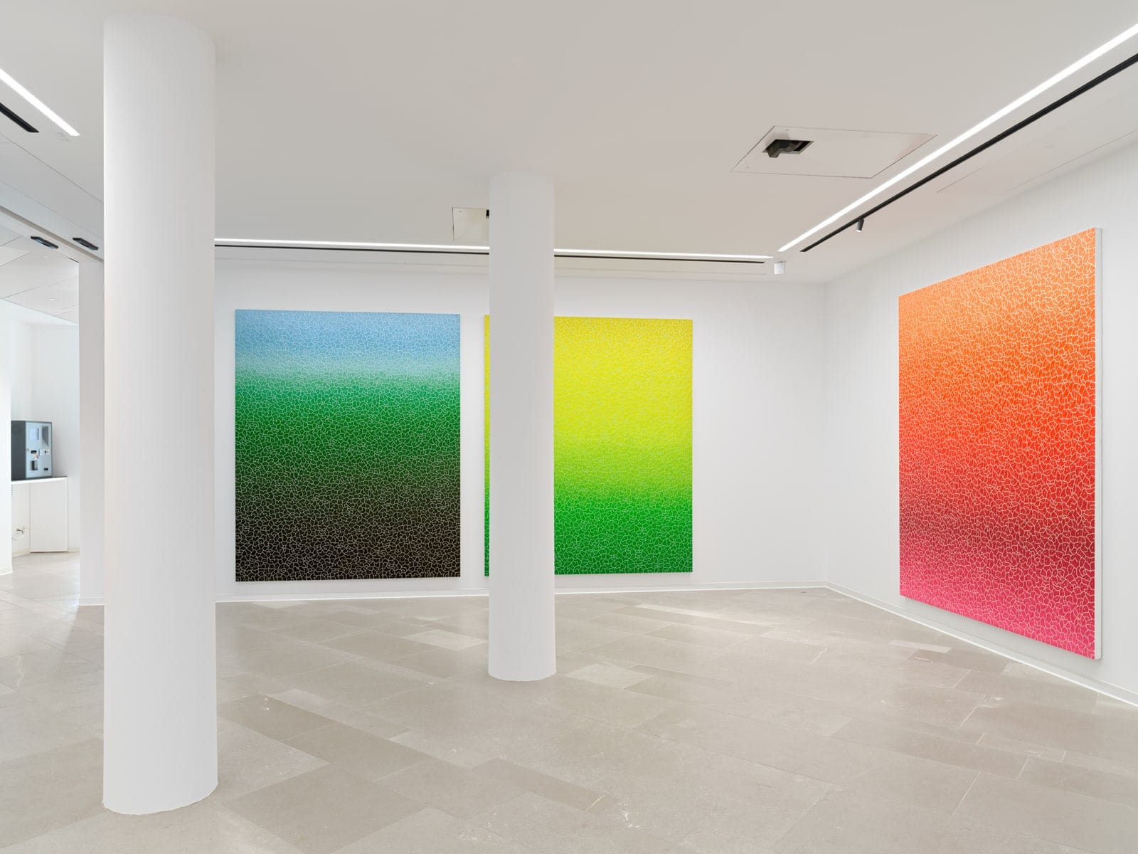Trois tableaux en couleur avec passage dans l’exposition «Art et développement durable à la Mobilière»