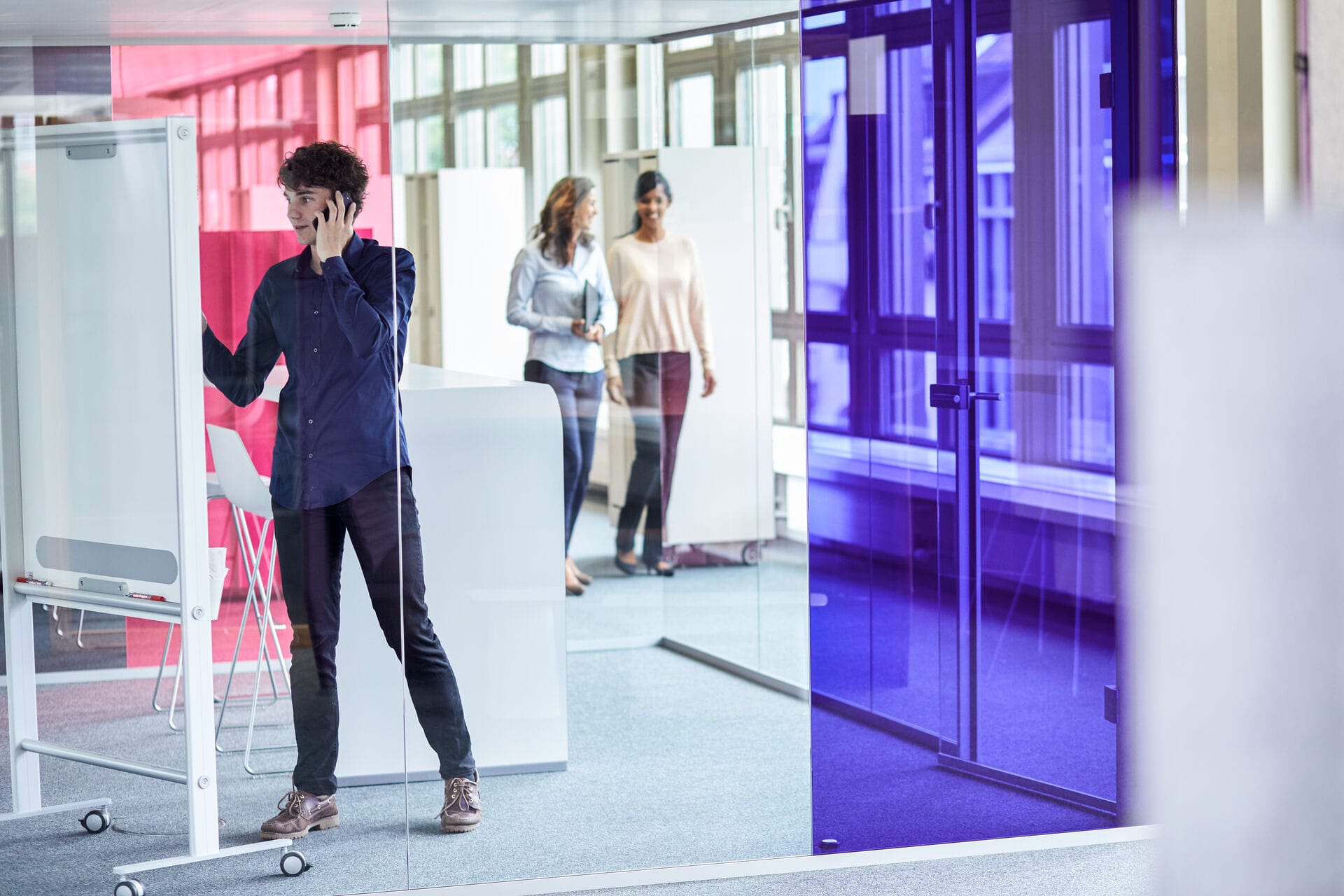 Mann in einem Meetingraum am Telefon