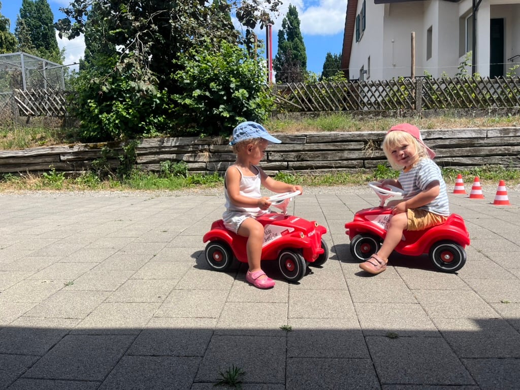 Zwei Kinder auf Bobby MobiCars