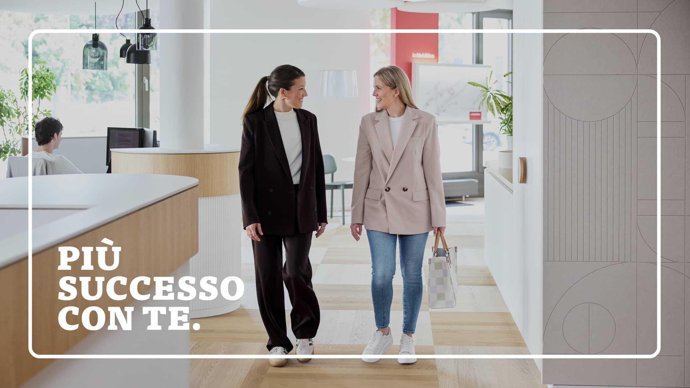 Cliente e consulente vendite colloquio approfondito