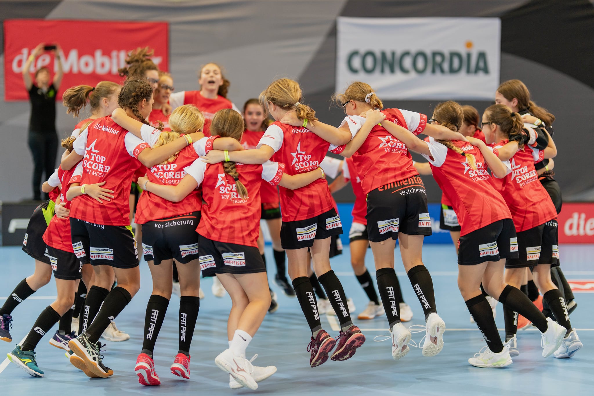 Kinder im Kreis am Springen